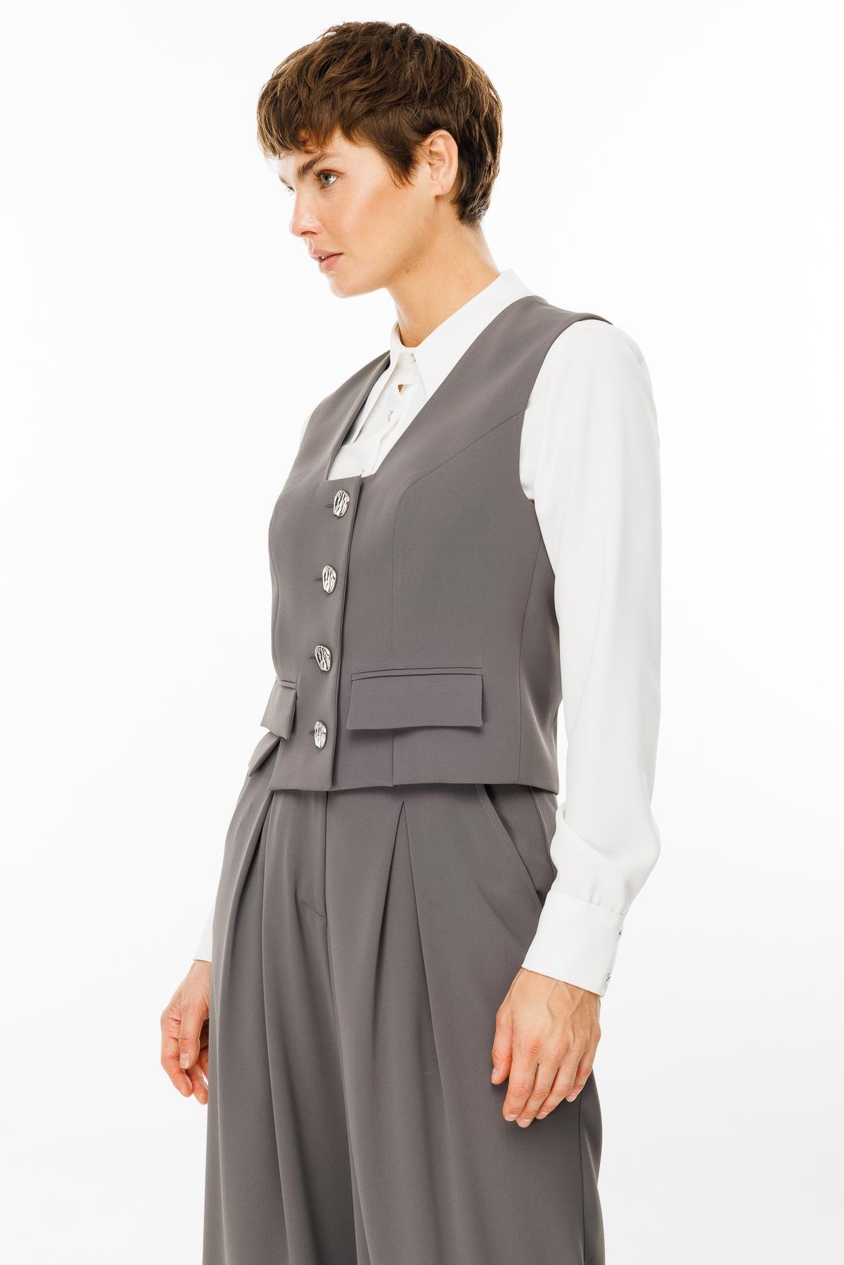 Modailgi  Kare Yaka Kapamalı Yırtmaç ve Kapak Detaylı Kısa Yelek Gri