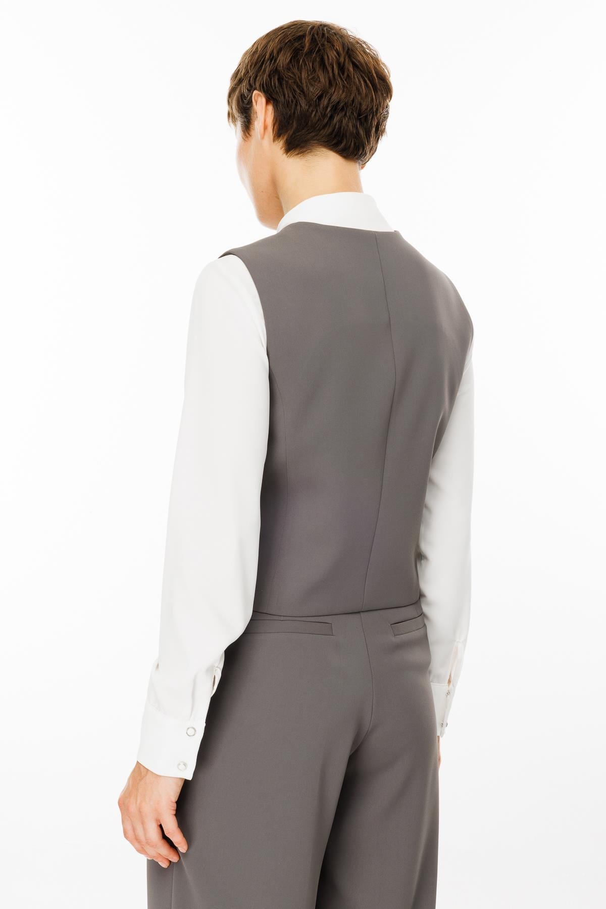 Modailgi  Kare Yaka Kapamalı Yırtmaç ve Kapak Detaylı Kısa Yelek Gri