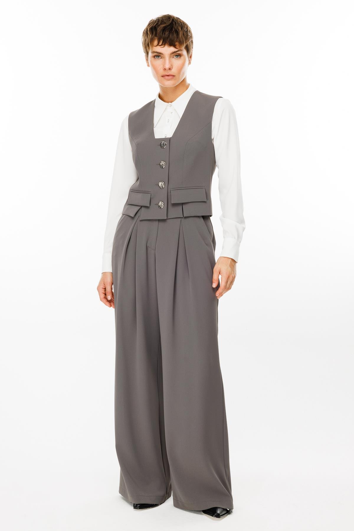 Modailgi  Kare Yaka Kapamalı Yırtmaç ve Kapak Detaylı Kısa Yelek Gri