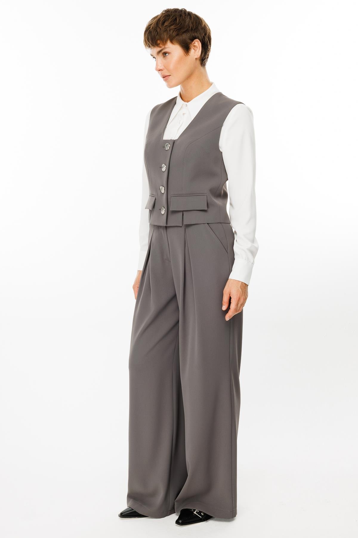 Modailgi  Kare Yaka Kapamalı Yırtmaç ve Kapak Detaylı Kısa Yelek Gri