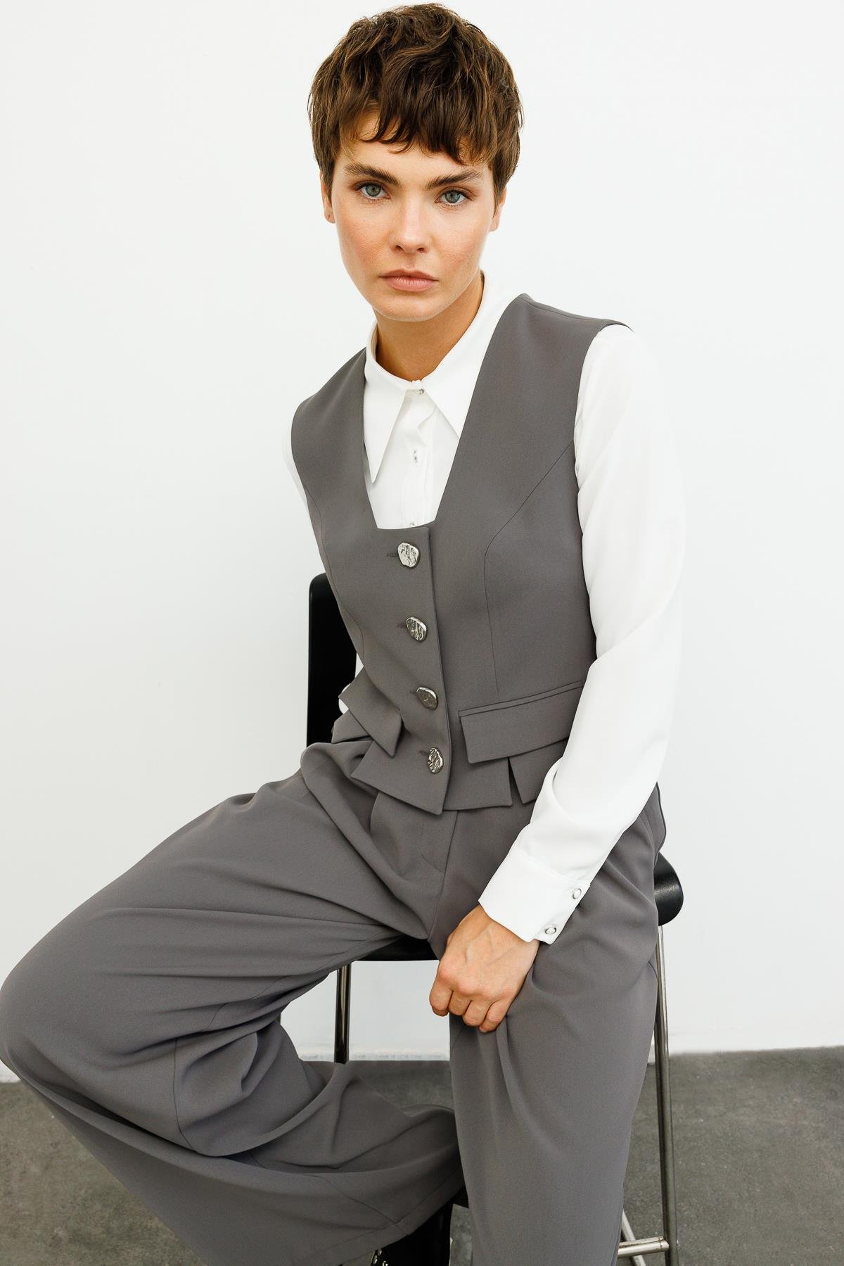 Modailgi  Kare Yaka Kapamalı Yırtmaç ve Kapak Detaylı Kısa Yelek Gri