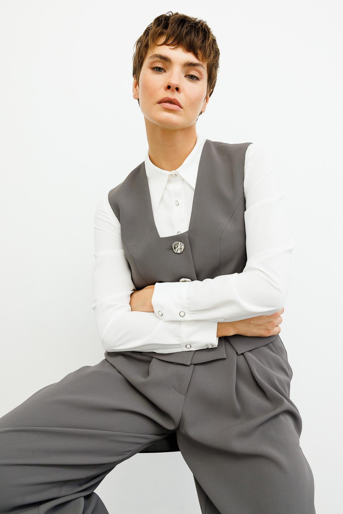 Modailgi  Kare Yaka Kapamalı Yırtmaç ve Kapak Detaylı Kısa Yelek Gri