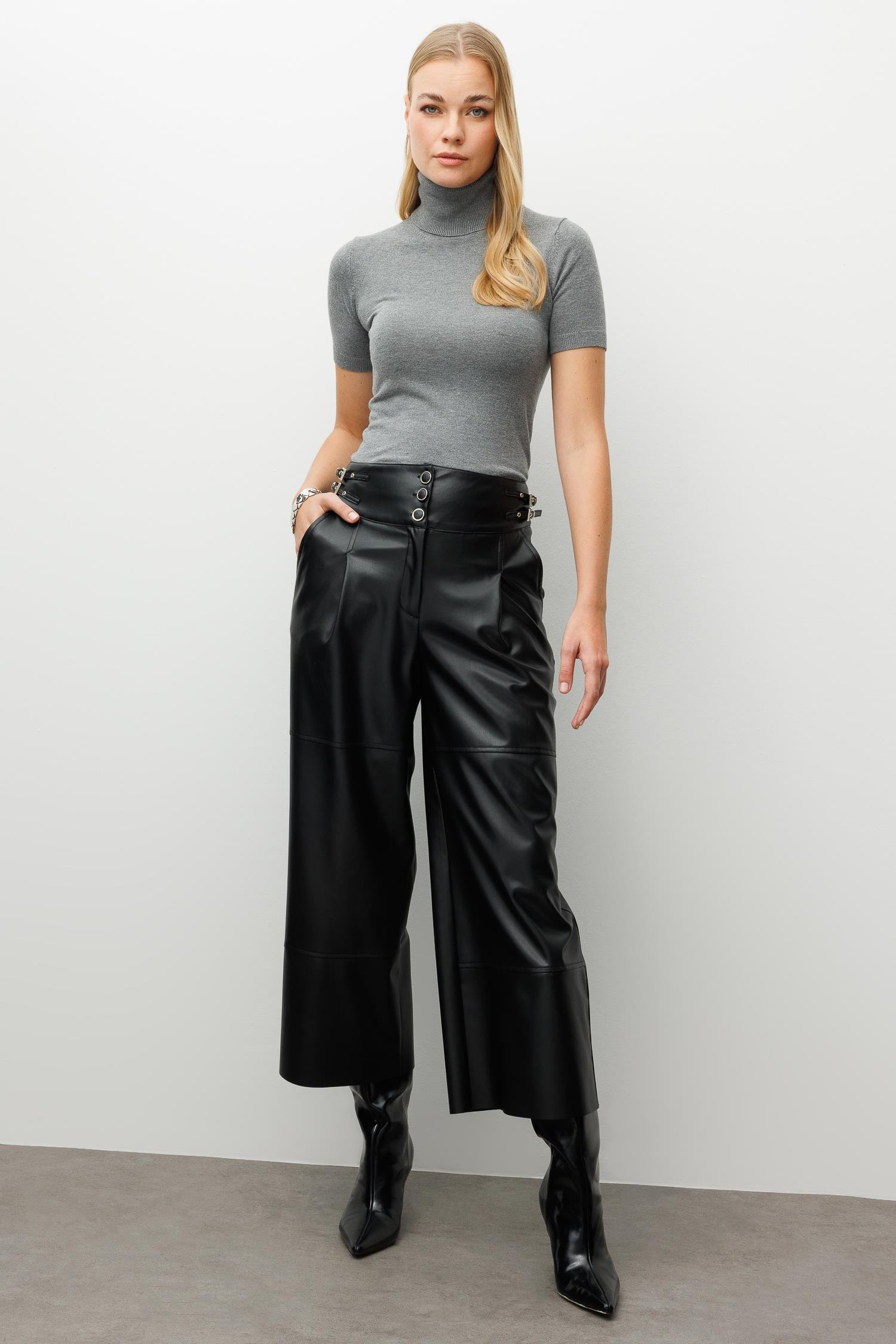 Modailgi  Kemer Kısmı Deri Toka Detaylı Yandan Cepli Pileli Ara Boy Pantolon Siyah