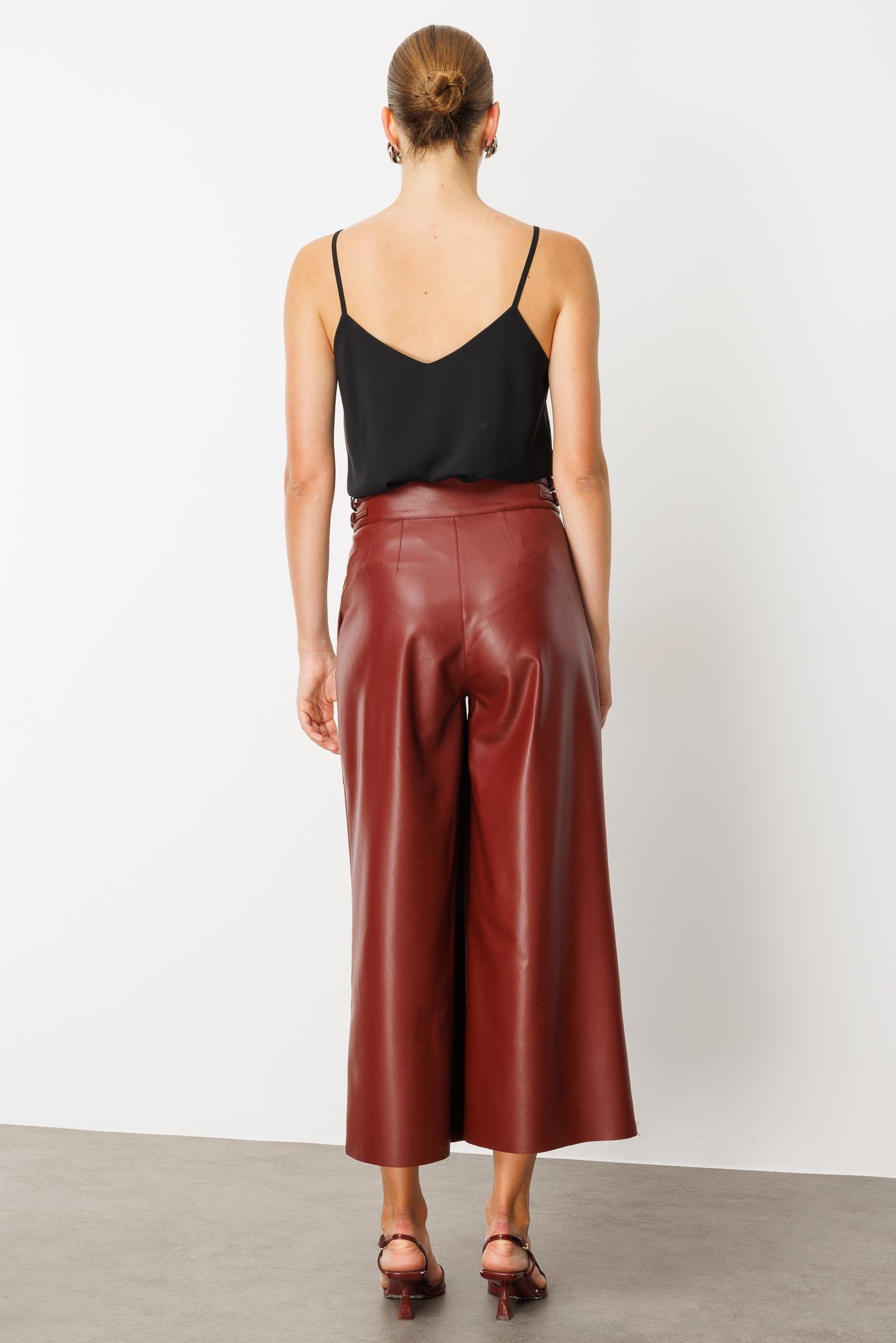 Modailgi  Kemer Kısmı Deri Toka Detaylı Yandan Cepli Pileli Ara Boy Pantolon Bordo