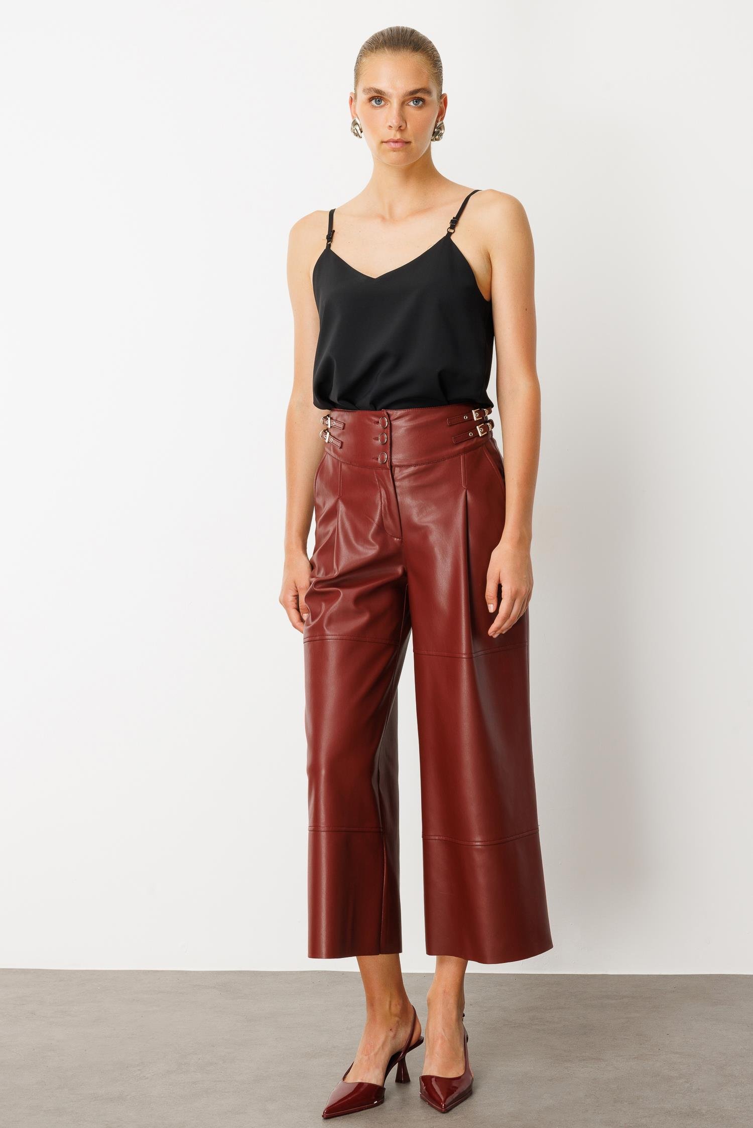 Modailgi  Kemer Kısmı Deri Toka Detaylı Yandan Cepli Pileli Ara Boy Pantolon Bordo