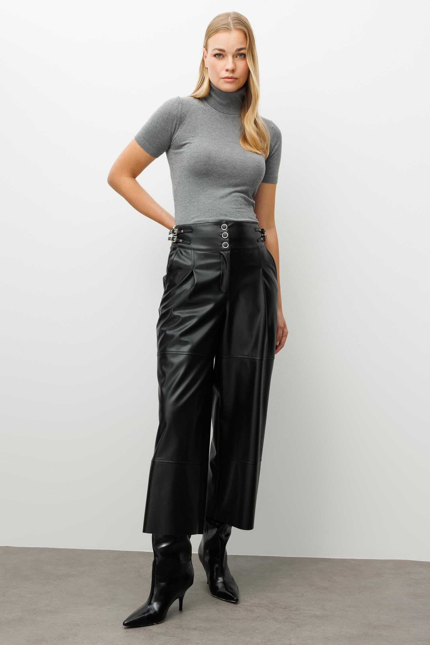 Modailgi  Kemer Kısmı Deri Toka Detaylı Yandan Cepli Pileli Ara Boy Pantolon Siyah