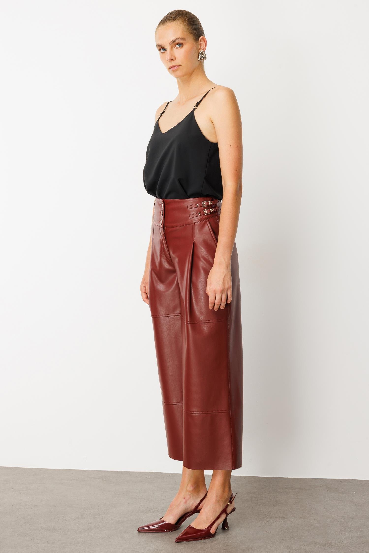 Modailgi  Kemer Kısmı Deri Toka Detaylı Yandan Cepli Pileli Ara Boy Pantolon Bordo