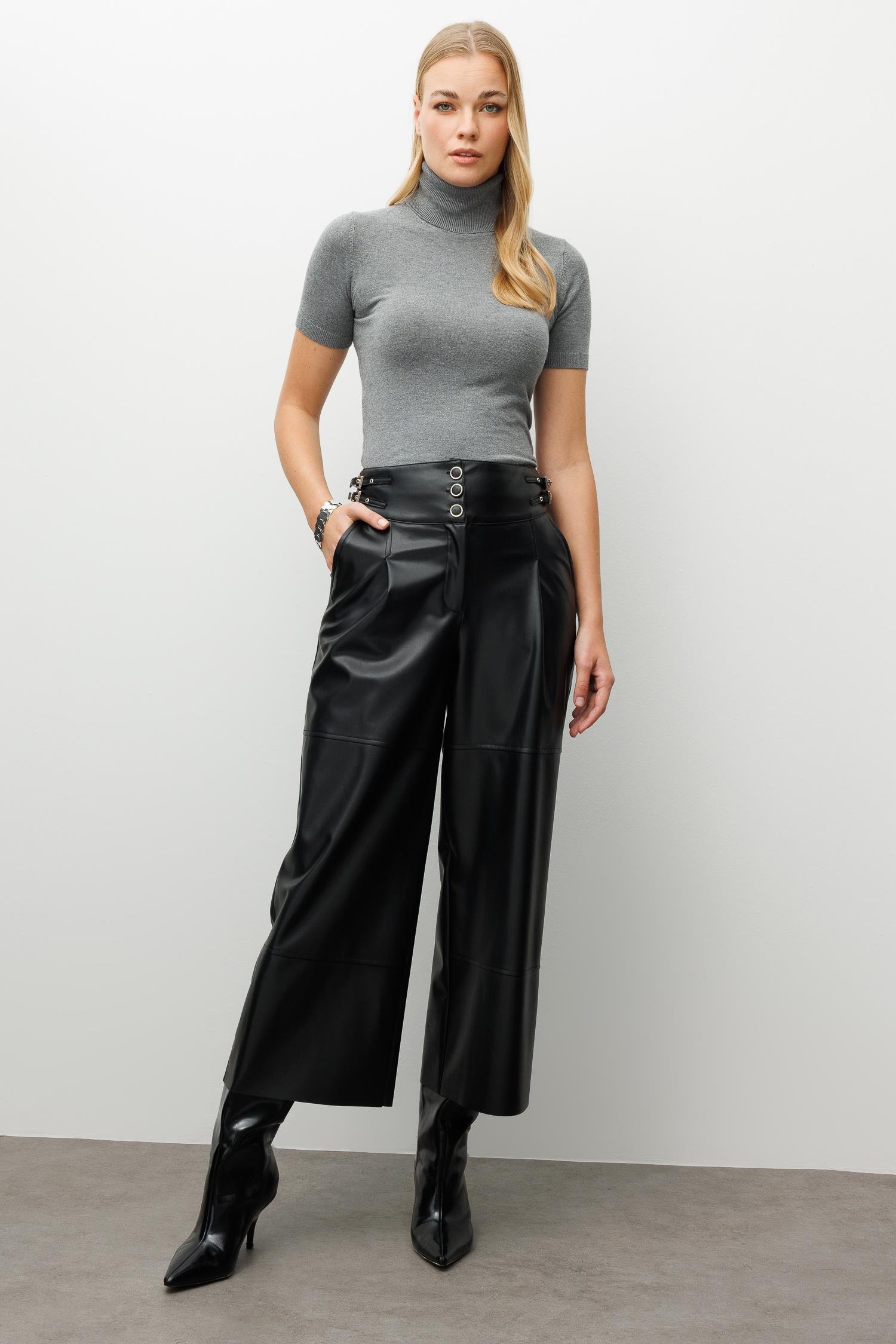 Modailgi  Kemer Kısmı Deri Toka Detaylı Yandan Cepli Pileli Ara Boy Pantolon Siyah