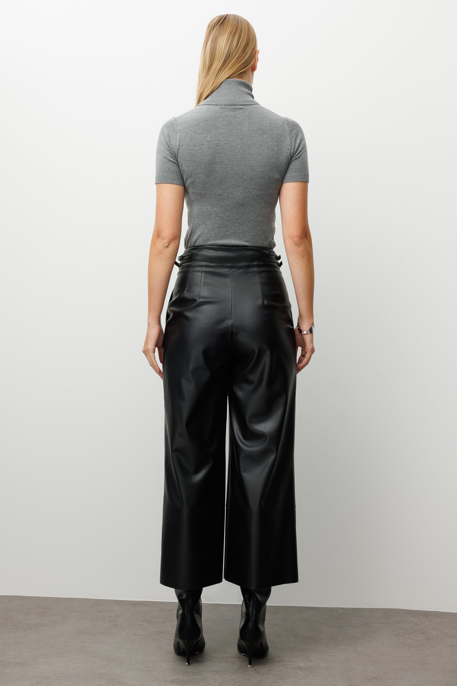 Modailgi  Kemer Kısmı Deri Toka Detaylı Yandan Cepli Pileli Ara Boy Pantolon Siyah