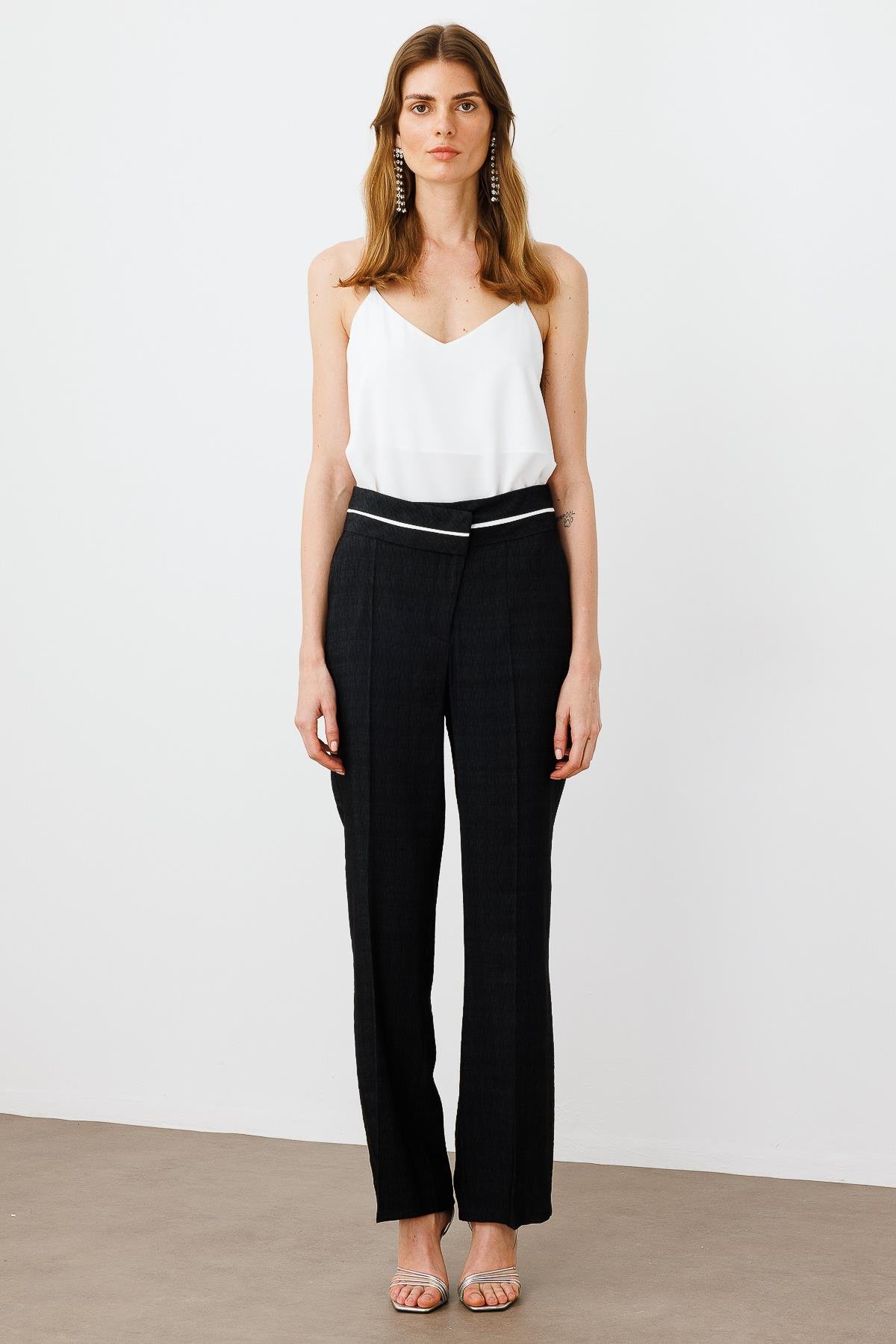 Modailgi  Kemeri Asimetrik ve Biye Detaylı Yan Cep Pantolon - 75205 Siyah