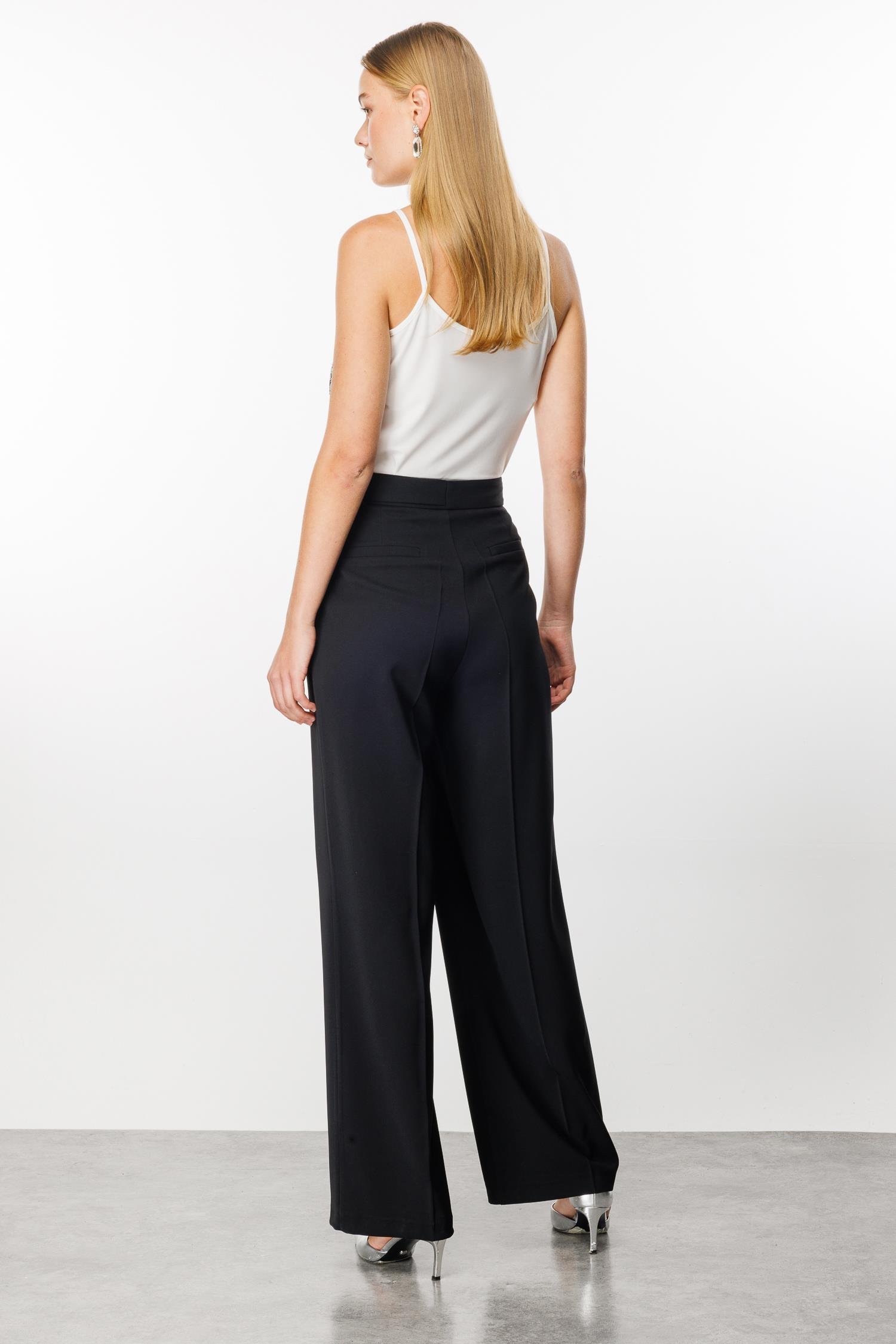 Modailgi  Kemeri Metal Toka ve Kuşaklı Pileli Pantolon Siyah