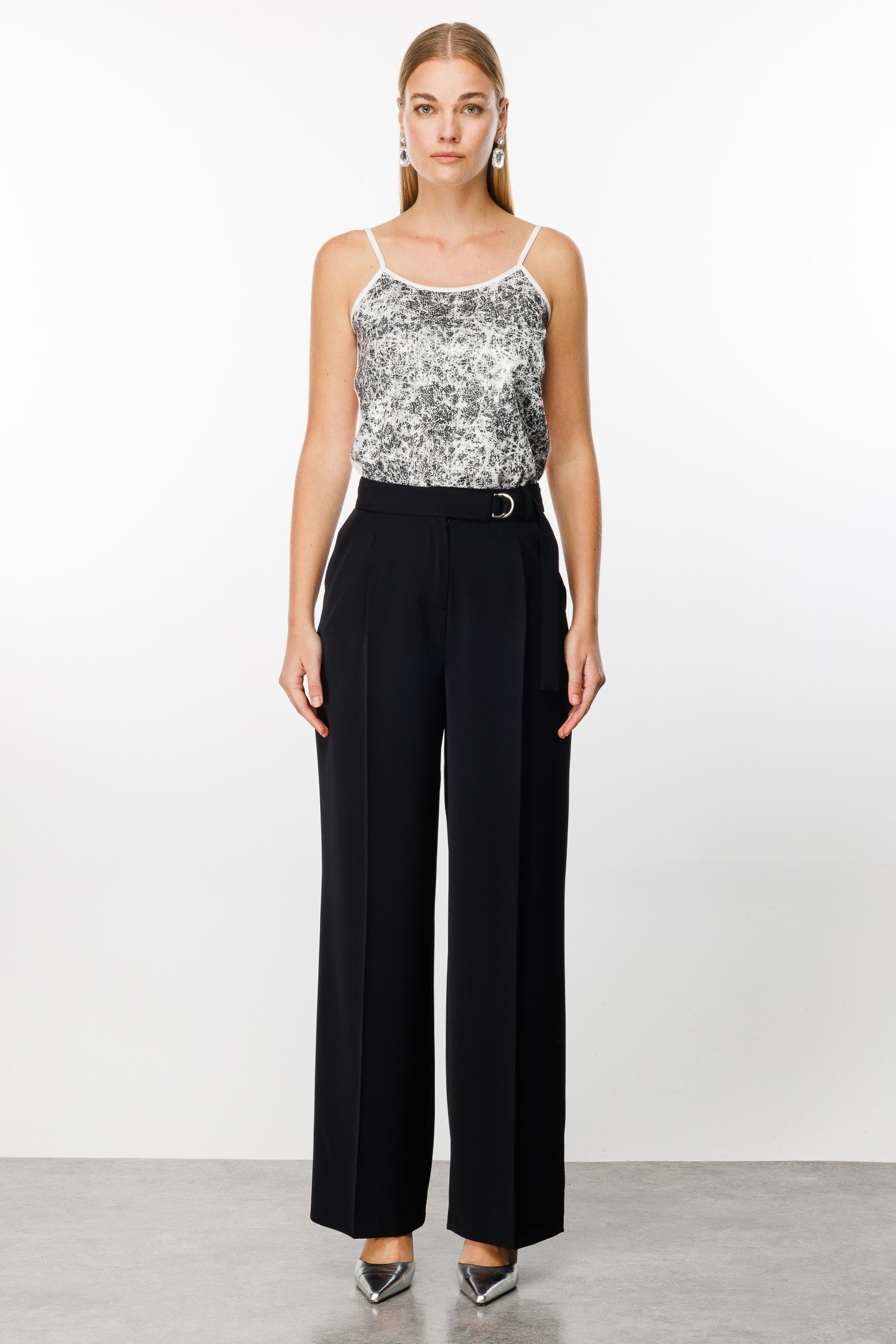 Modailgi  Kemeri Metal Toka ve Kuşaklı Pileli Pantolon Siyah