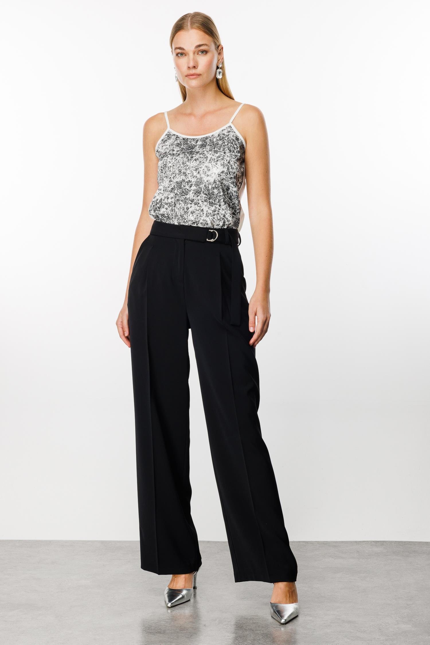 Modailgi  Kemeri Metal Toka ve Kuşaklı Pileli Pantolon Siyah