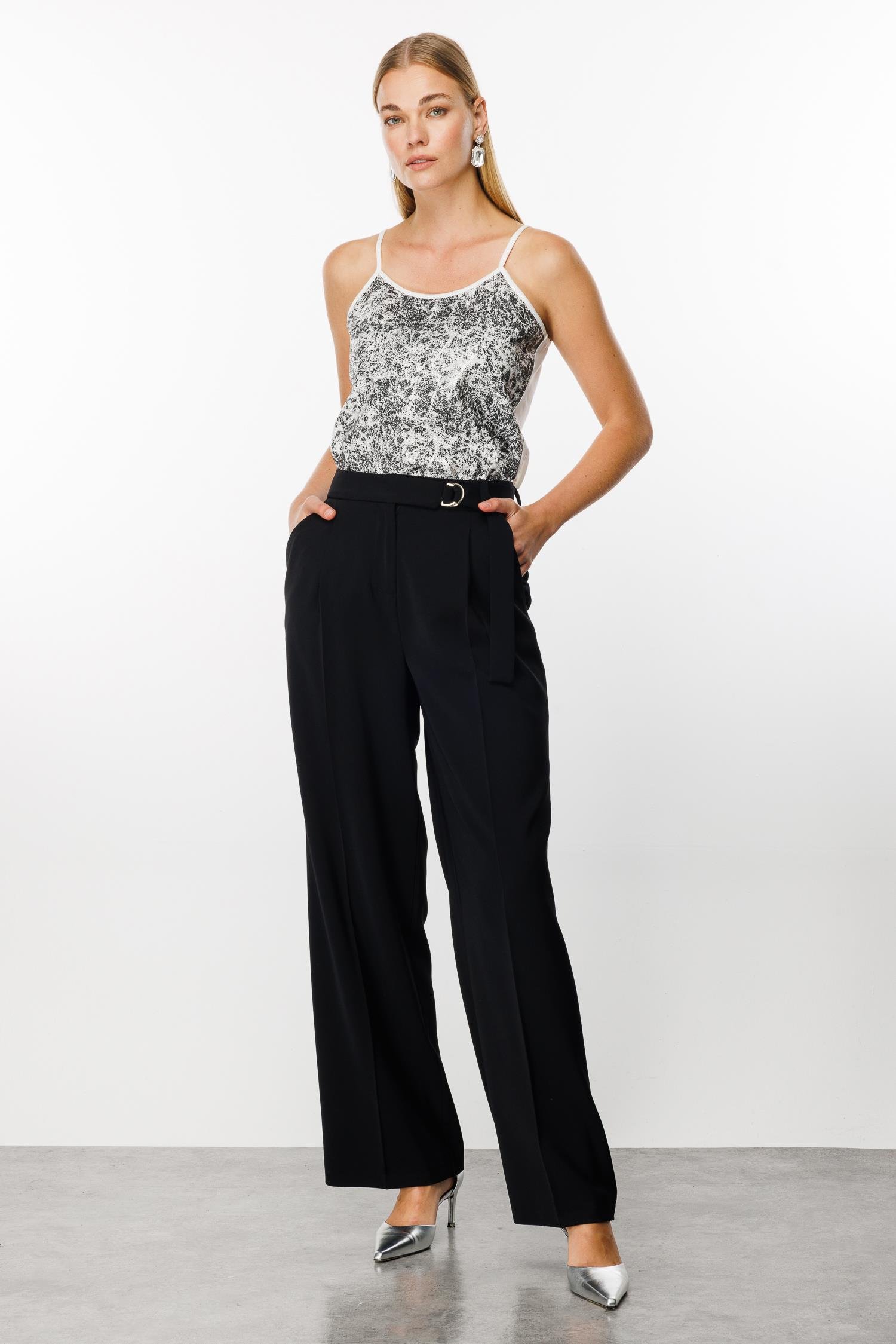 Modailgi  Kemeri Metal Toka ve Kuşaklı Pileli Pantolon Siyah