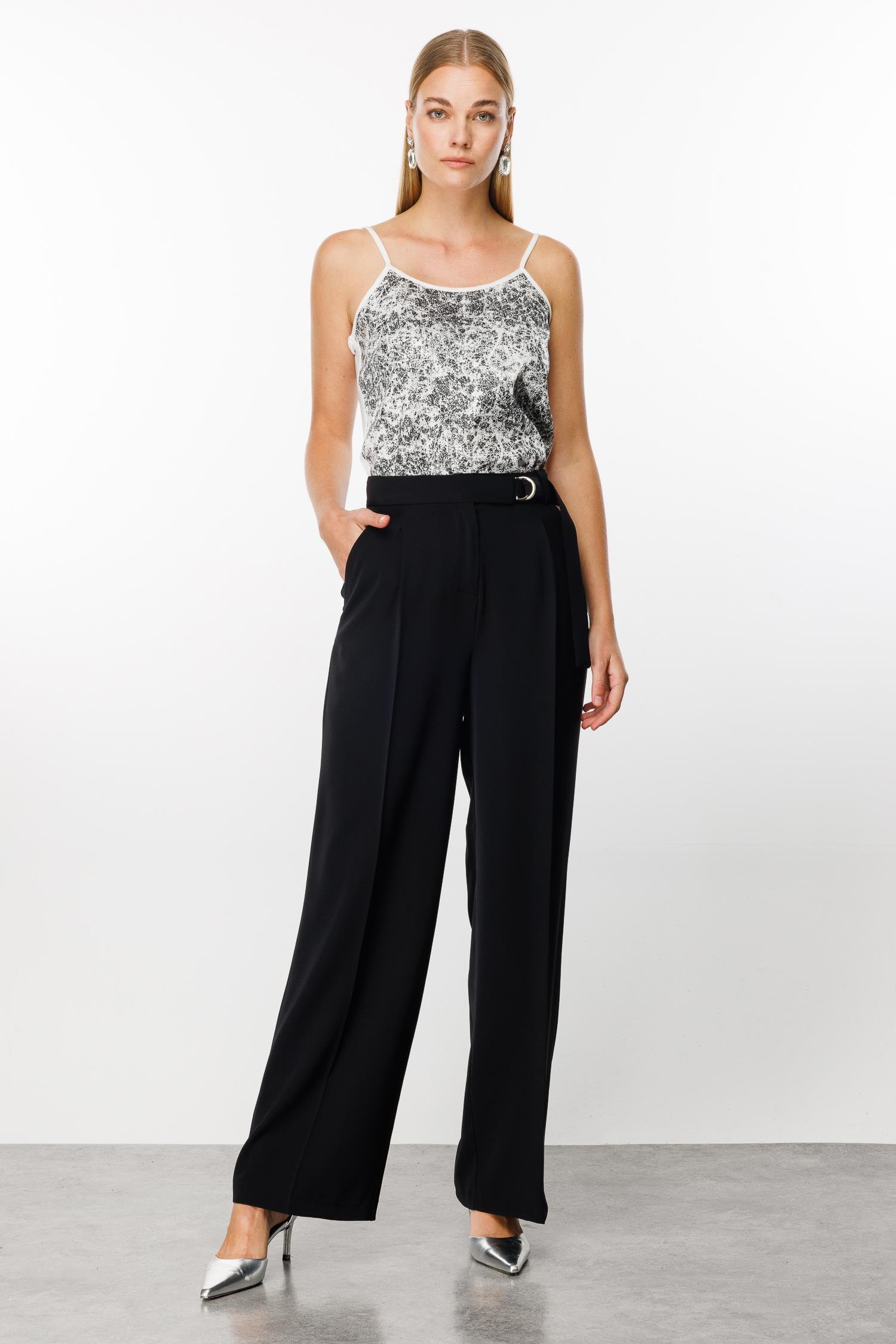 Modailgi  Kemeri Metal Toka ve Kuşaklı Pileli Pantolon Siyah