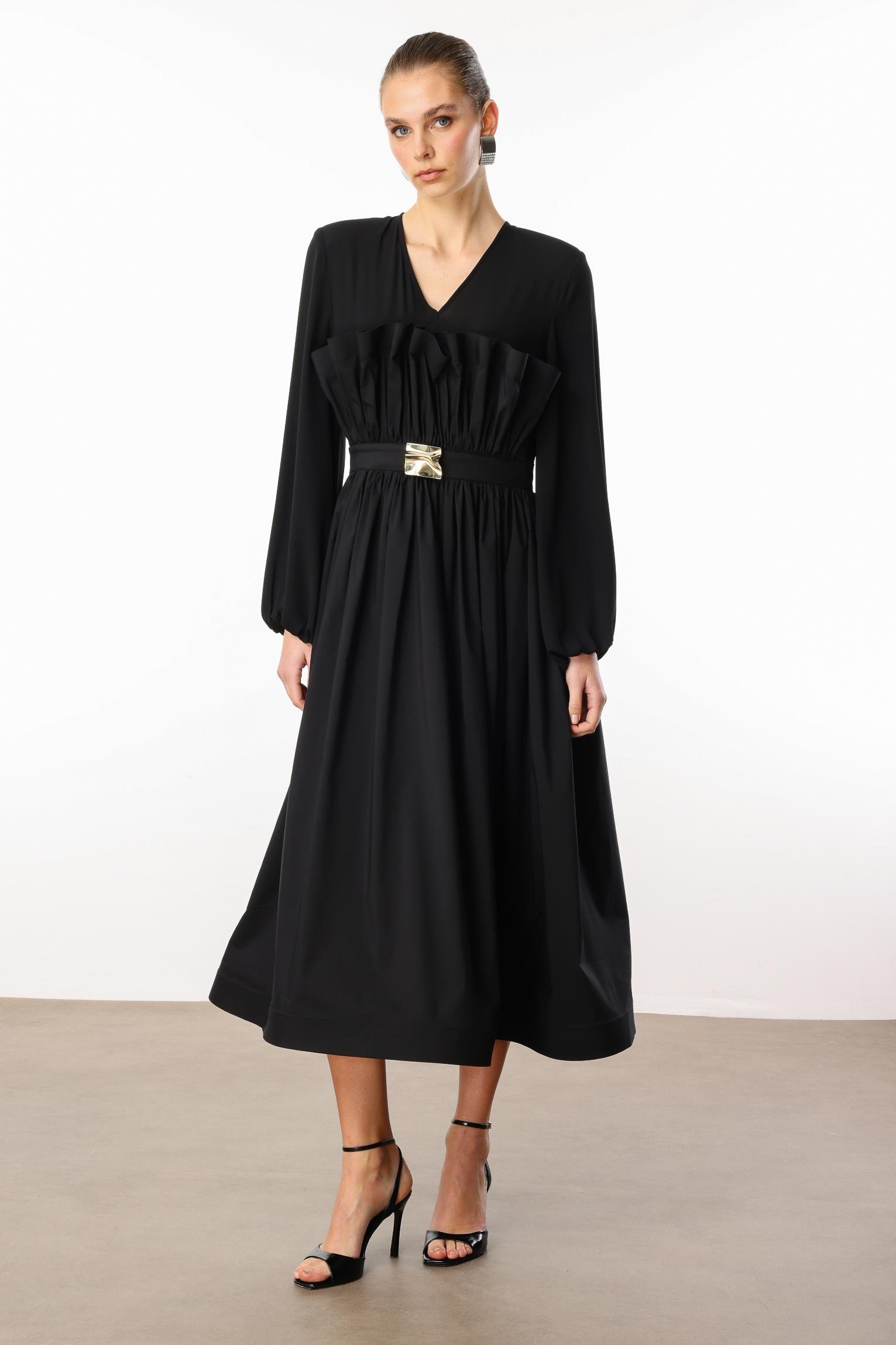 Modailgi  Kemeri Metal Tokalı Koton Kumaş Garnili Büzgülü Volanlı Elbise Siyah