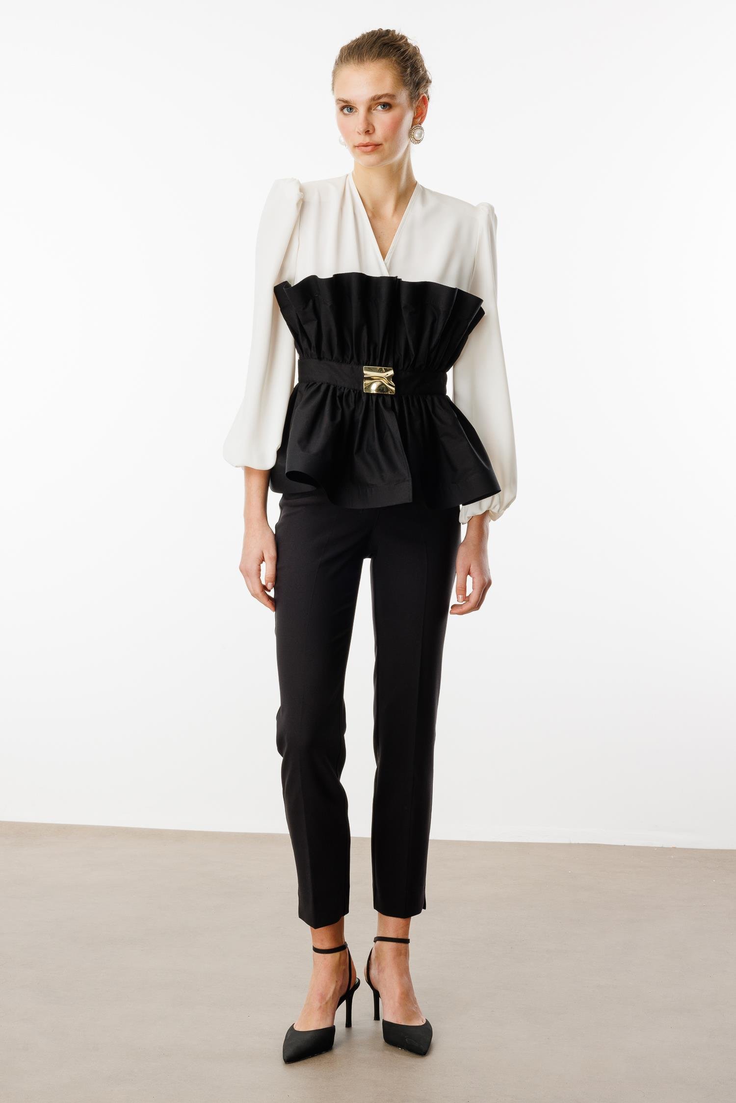 Modailgi  Kemeri Metal Tokalı Koton Kumaş Garnili Büzgülü Volanlı Bluz Ekru