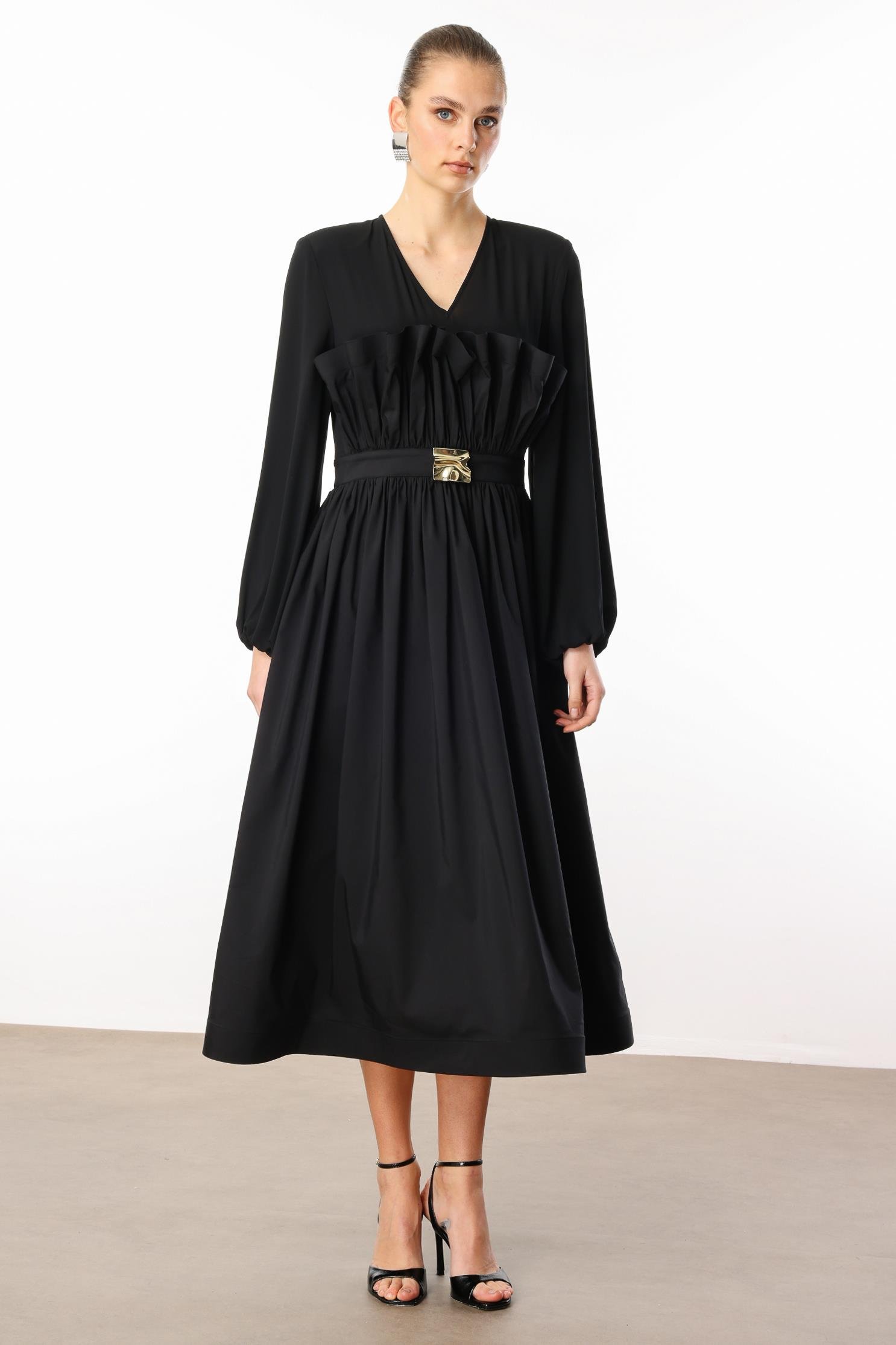 Modailgi  Kemeri Metal Tokalı Koton Kumaş Garnili Büzgülü Volanlı Elbise Siyah