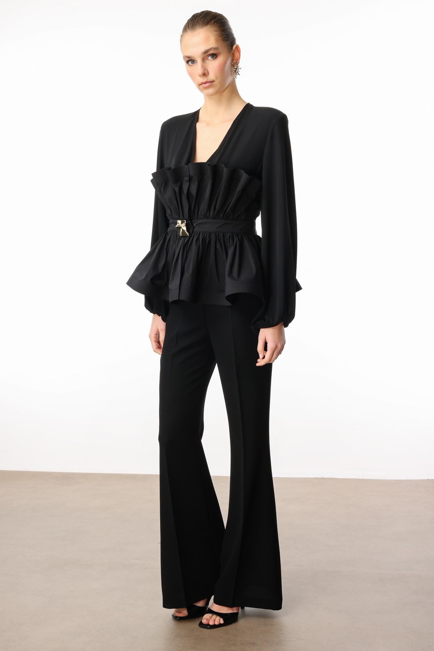 Modailgi  Kemeri Metal Tokalı Koton Kumaş Garnili Büzgülü Volanlı Bluz Siyah