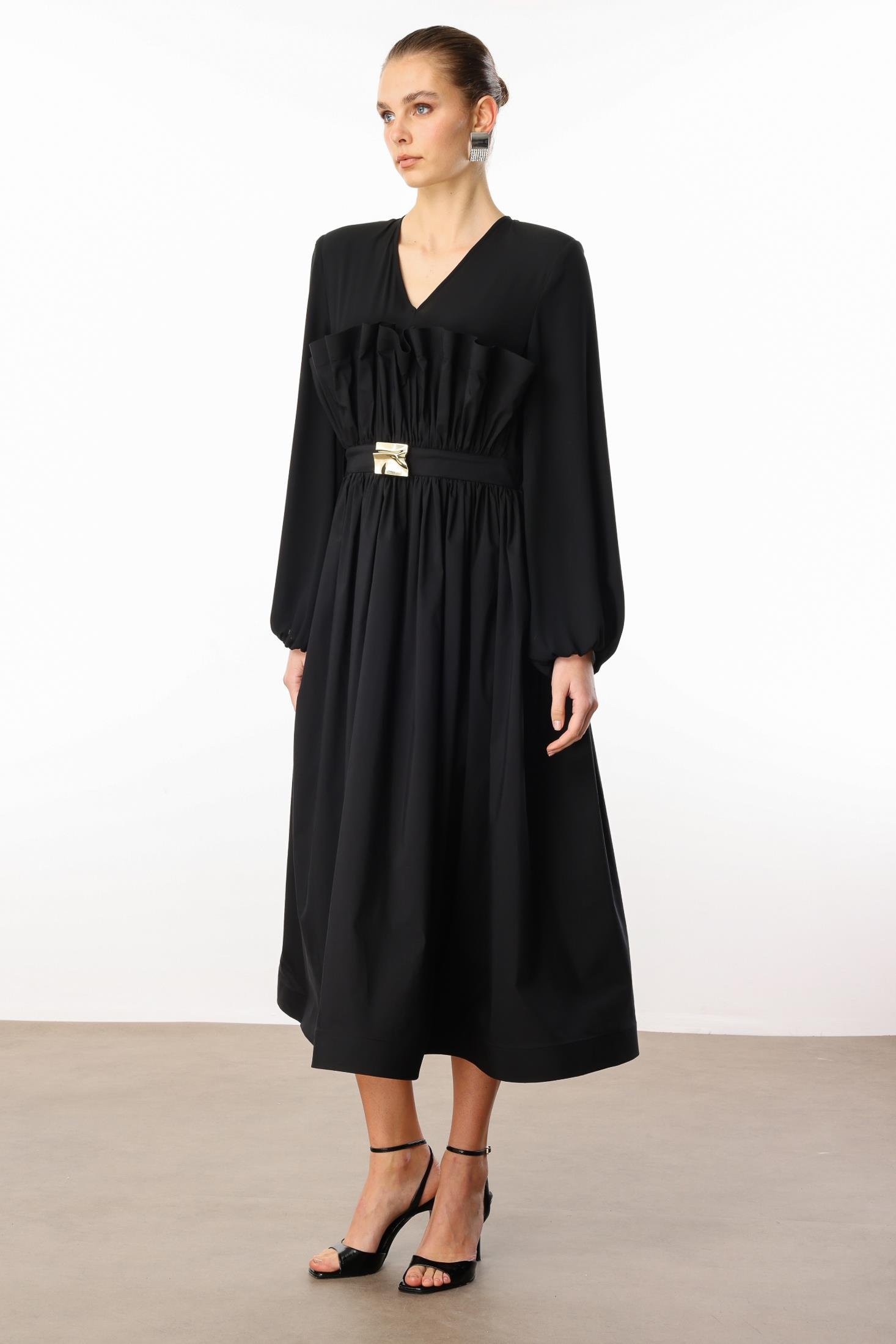 Modailgi  Kemeri Metal Tokalı Koton Kumaş Garnili Büzgülü Volanlı Elbise Siyah