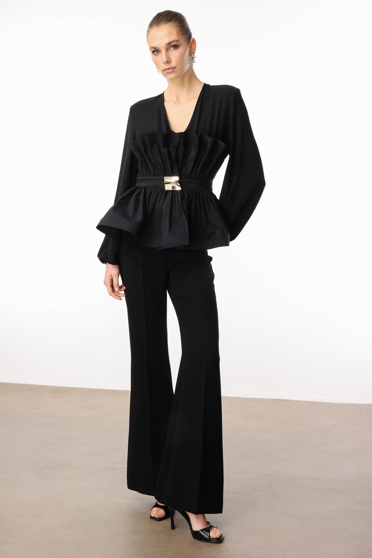 Modailgi  Kemeri Metal Tokalı Koton Kumaş Garnili Büzgülü Volanlı Bluz Siyah