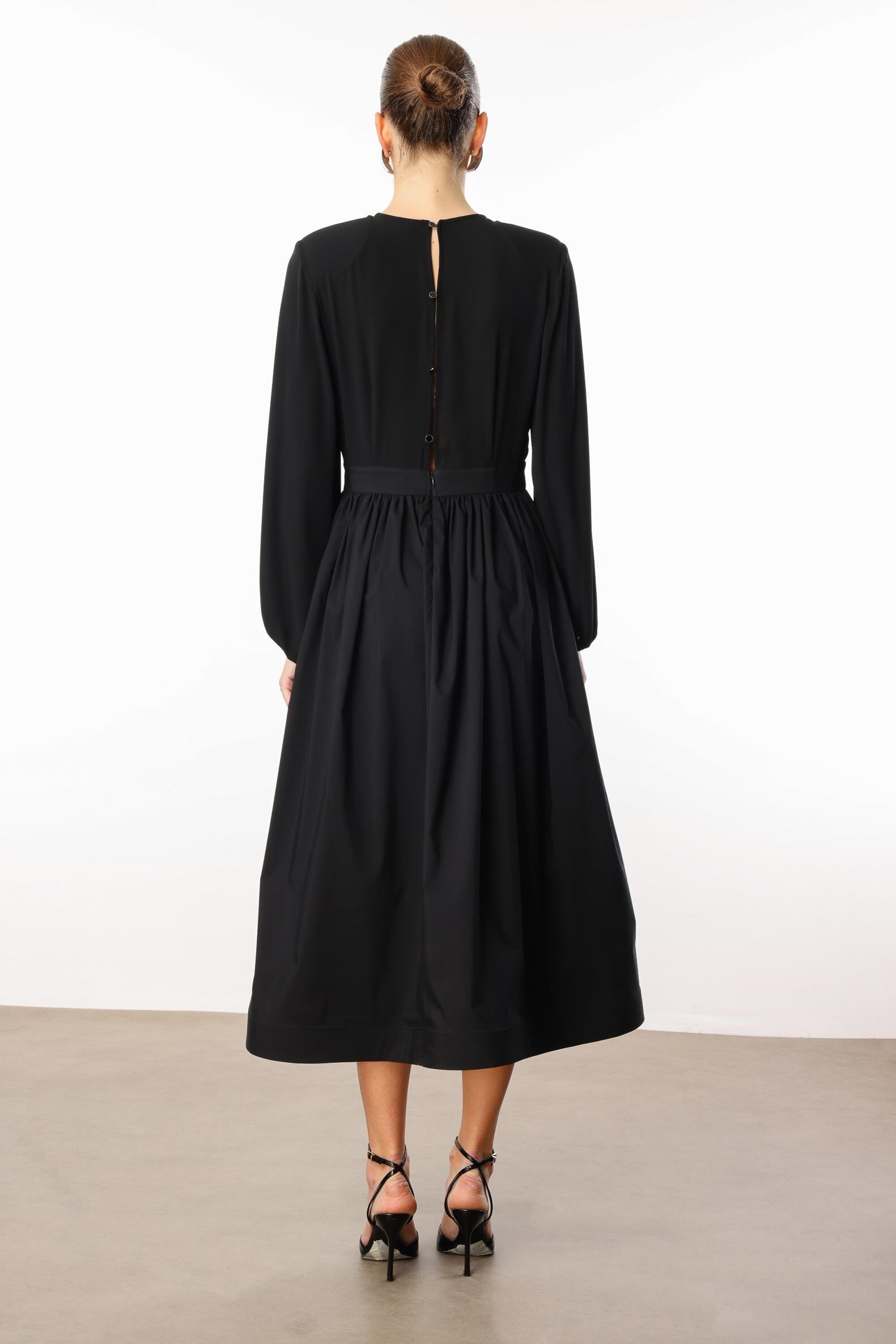 Modailgi  Kemeri Metal Tokalı Koton Kumaş Garnili Büzgülü Volanlı Elbise Siyah