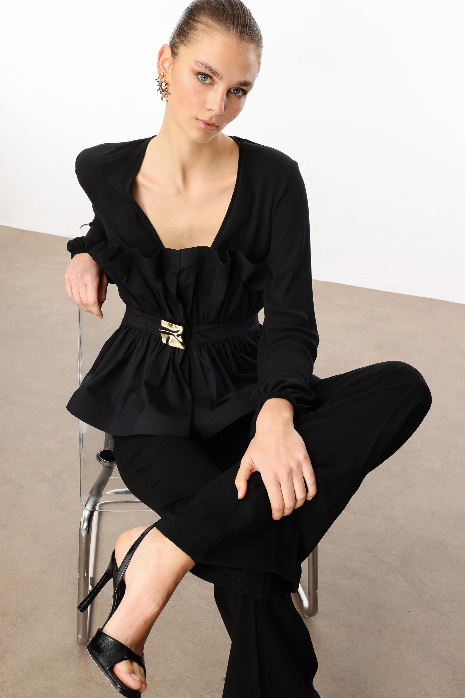 Modailgi  Kemeri Metal Tokalı Koton Kumaş Garnili Büzgülü Volanlı Bluz Siyah