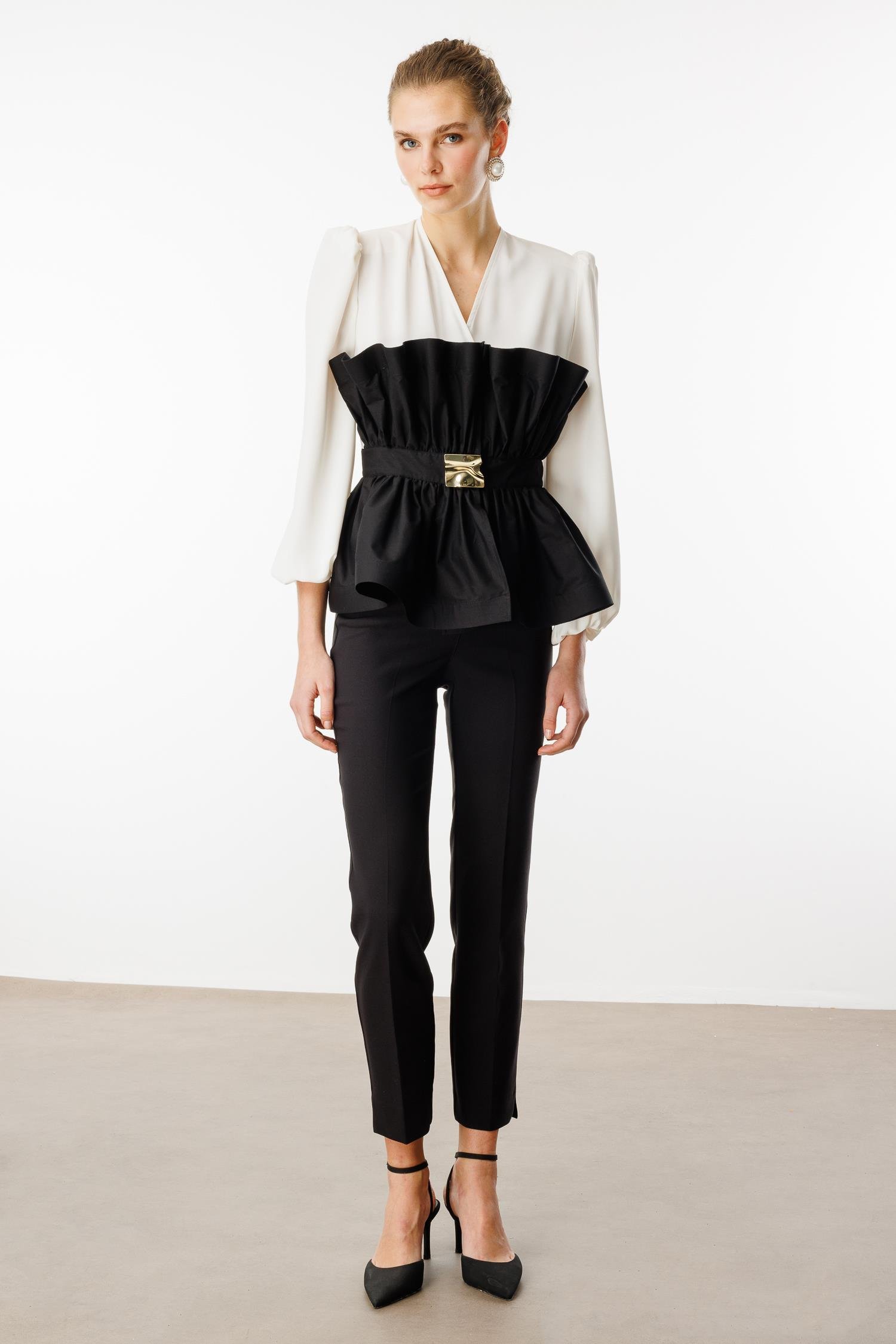 Modailgi  Kemeri Metal Tokalı Koton Kumaş Garnili Büzgülü Volanlı Bluz Ekru