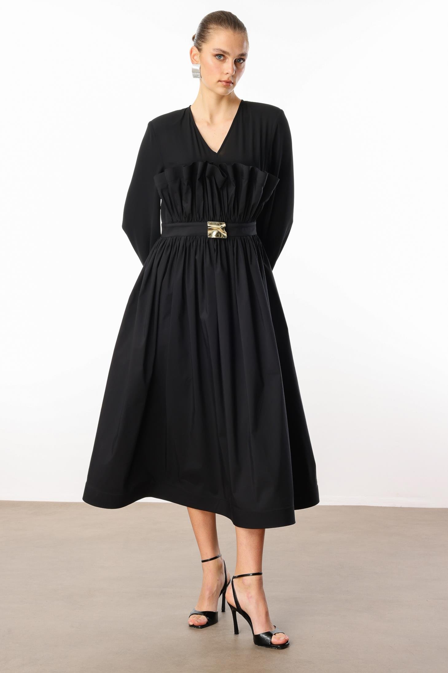 Modailgi  Kemeri Metal Tokalı Koton Kumaş Garnili Büzgülü Volanlı Elbise Siyah