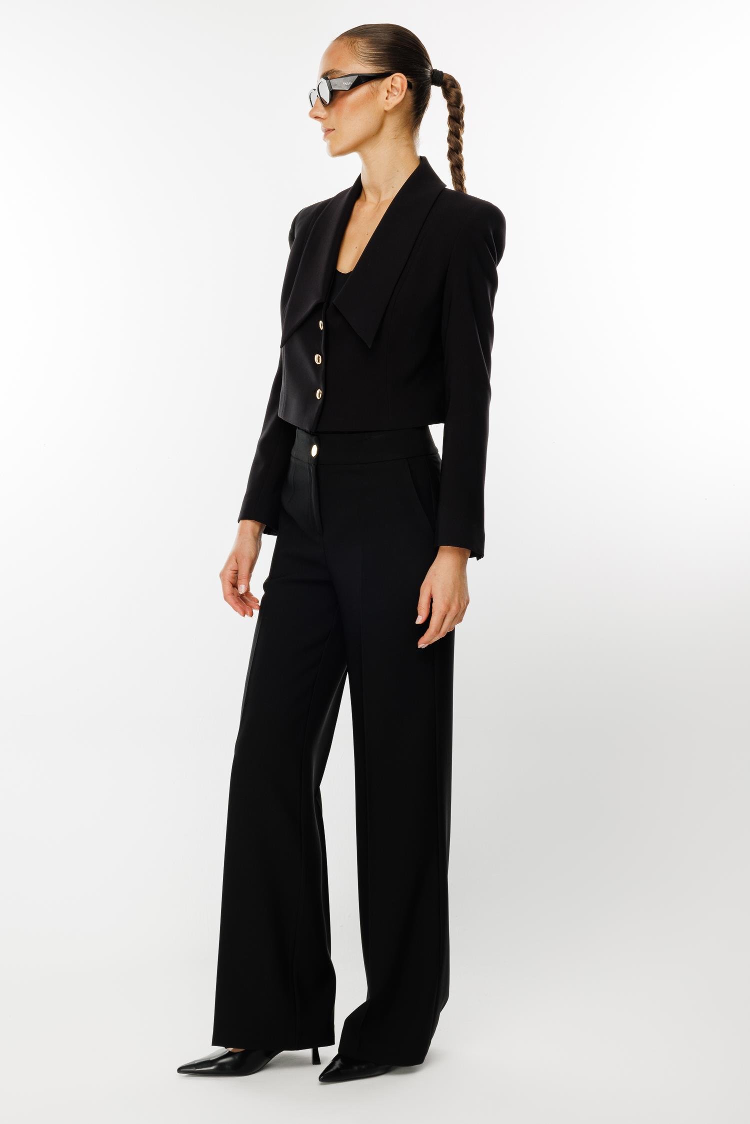 Modailgi  Kırlangıç Yaka Gold Düğme Detaylı Crop Ceket Siyah