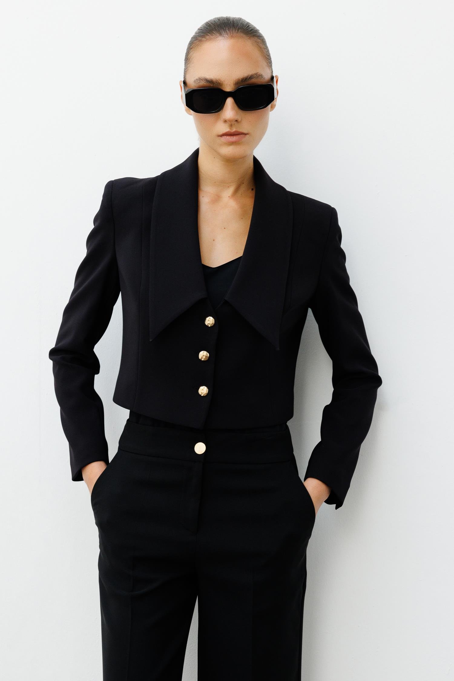 Modailgi  Kırlangıç Yaka Gold Düğme Detaylı Crop Ceket Siyah