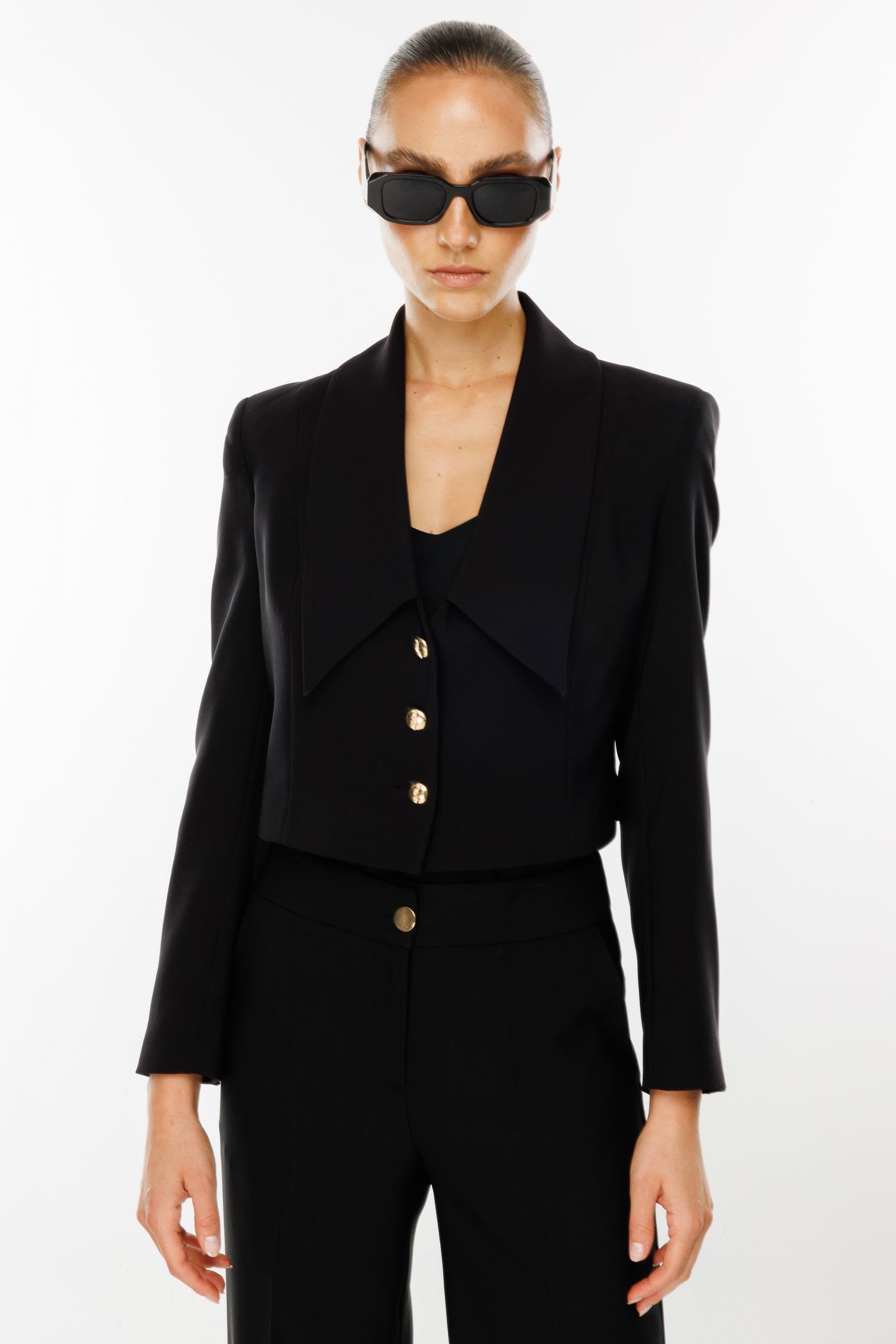 Modailgi  Kırlangıç Yaka Gold Düğme Detaylı Crop Ceket Siyah