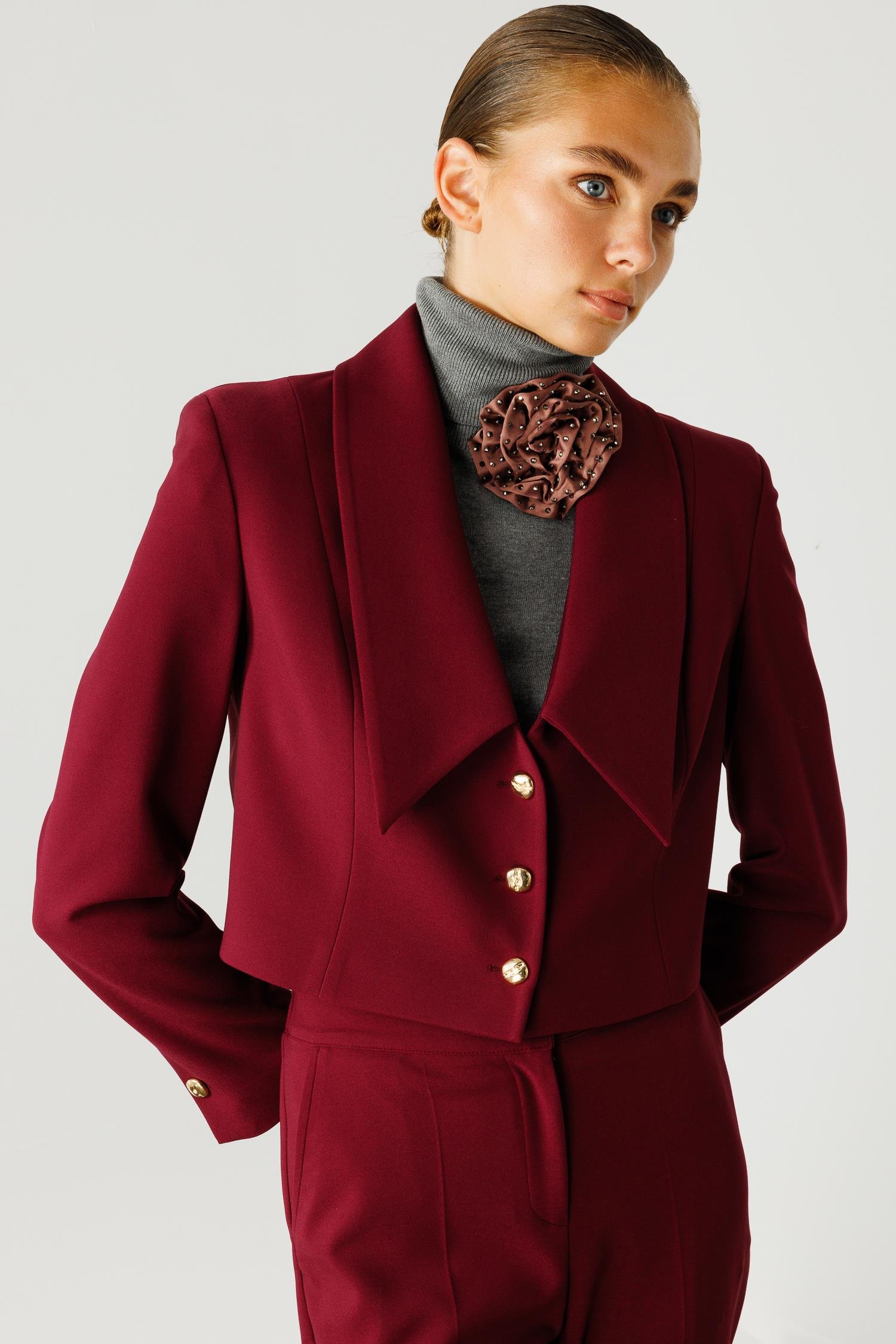 Modailgi  Kırlangıç Yaka Gold Düğme Detaylı Crop Ceket Mürdüm