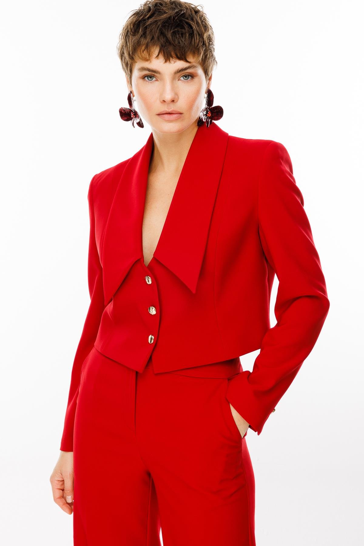 Modailgi  Kırlangıç Yaka Gold Düğme Detaylı Crop Ceket Kırmızı