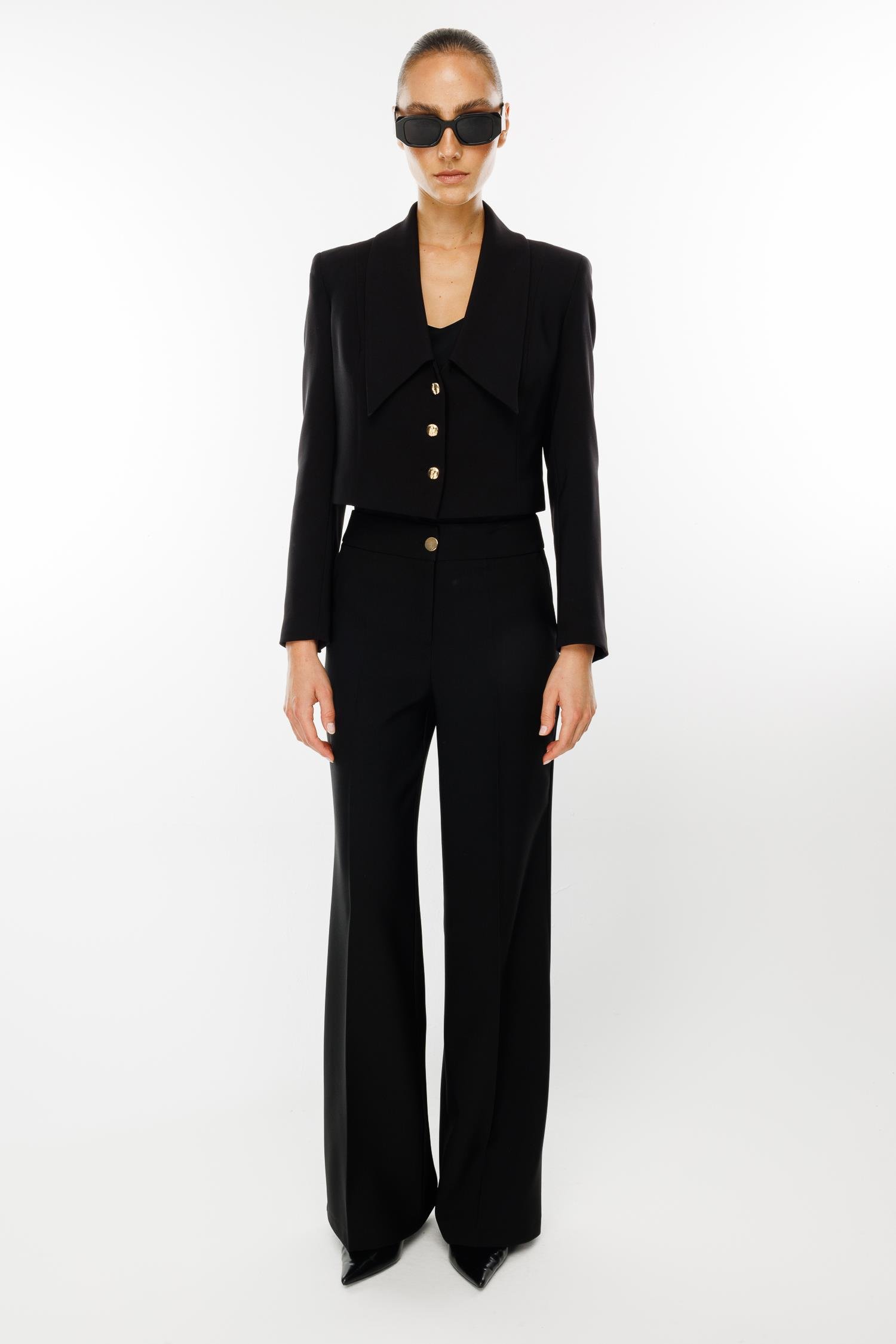 Modailgi  Kırlangıç Yaka Gold Düğme Detaylı Crop Ceket Siyah