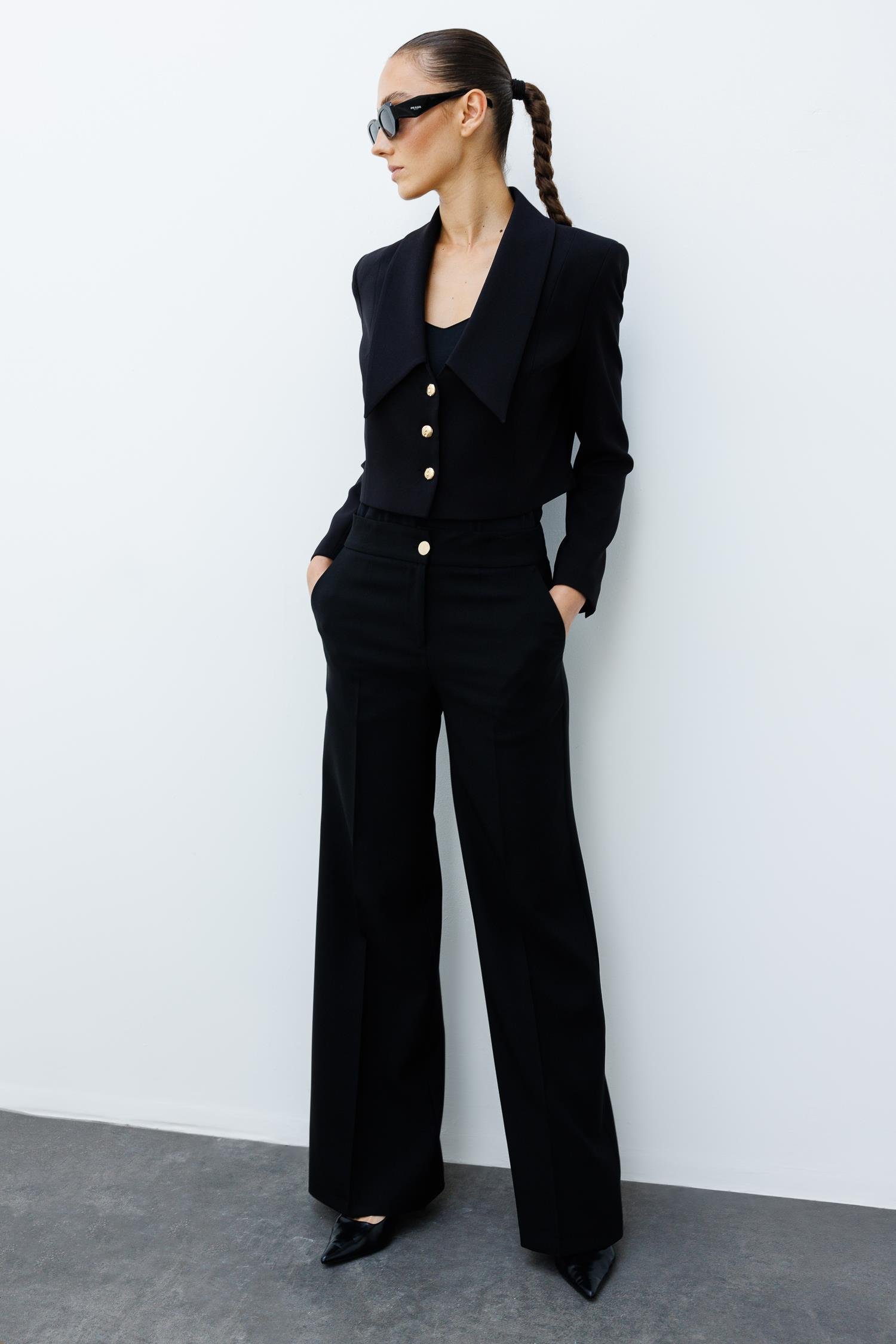 Modailgi  Kırlangıç Yaka Gold Düğme Detaylı Crop Ceket Siyah