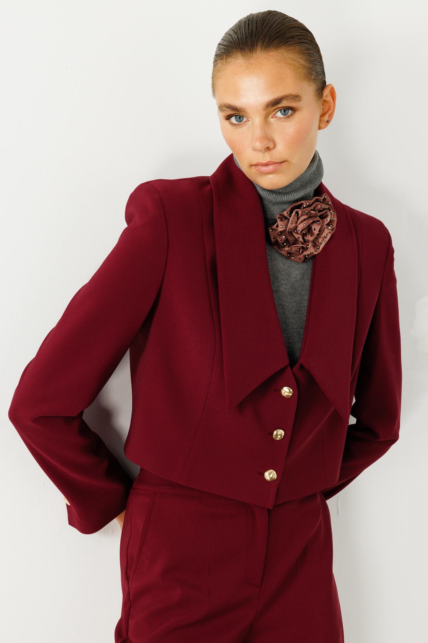 Modailgi  Kırlangıç Yaka Gold Düğme Detaylı Crop Ceket Mürdüm