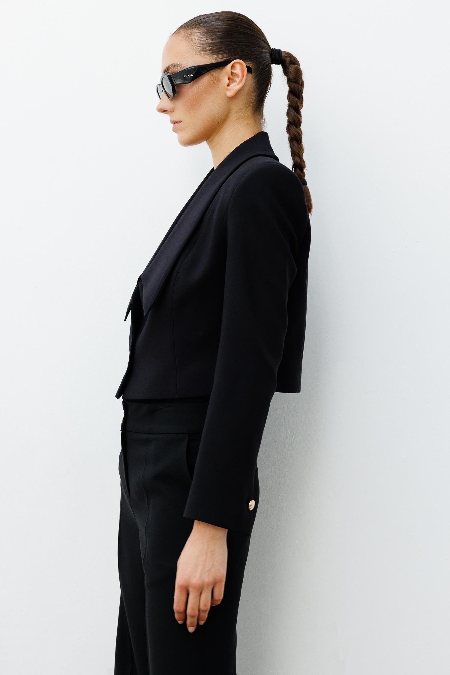 Modailgi  Kırlangıç Yaka Gold Düğme Detaylı Crop Ceket Siyah