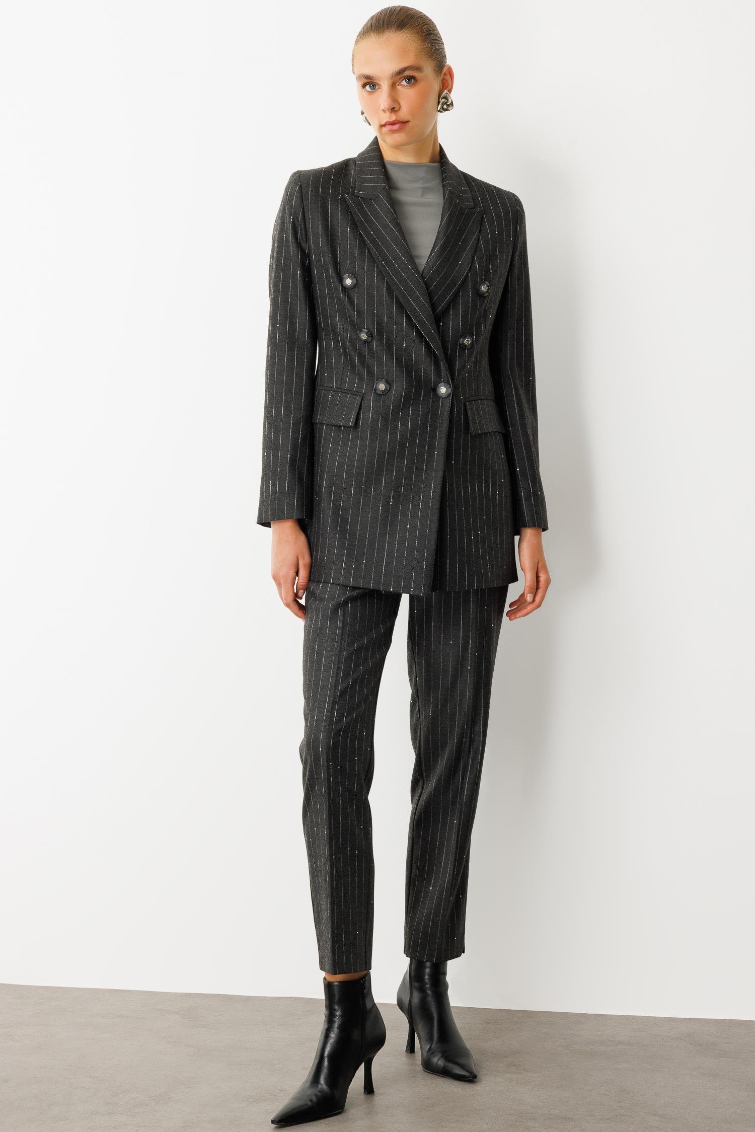 Modailgi  Kırlangıç Yaka Kruvaze Kapama Düğme Detaylı Astarlı Ceket Siyah