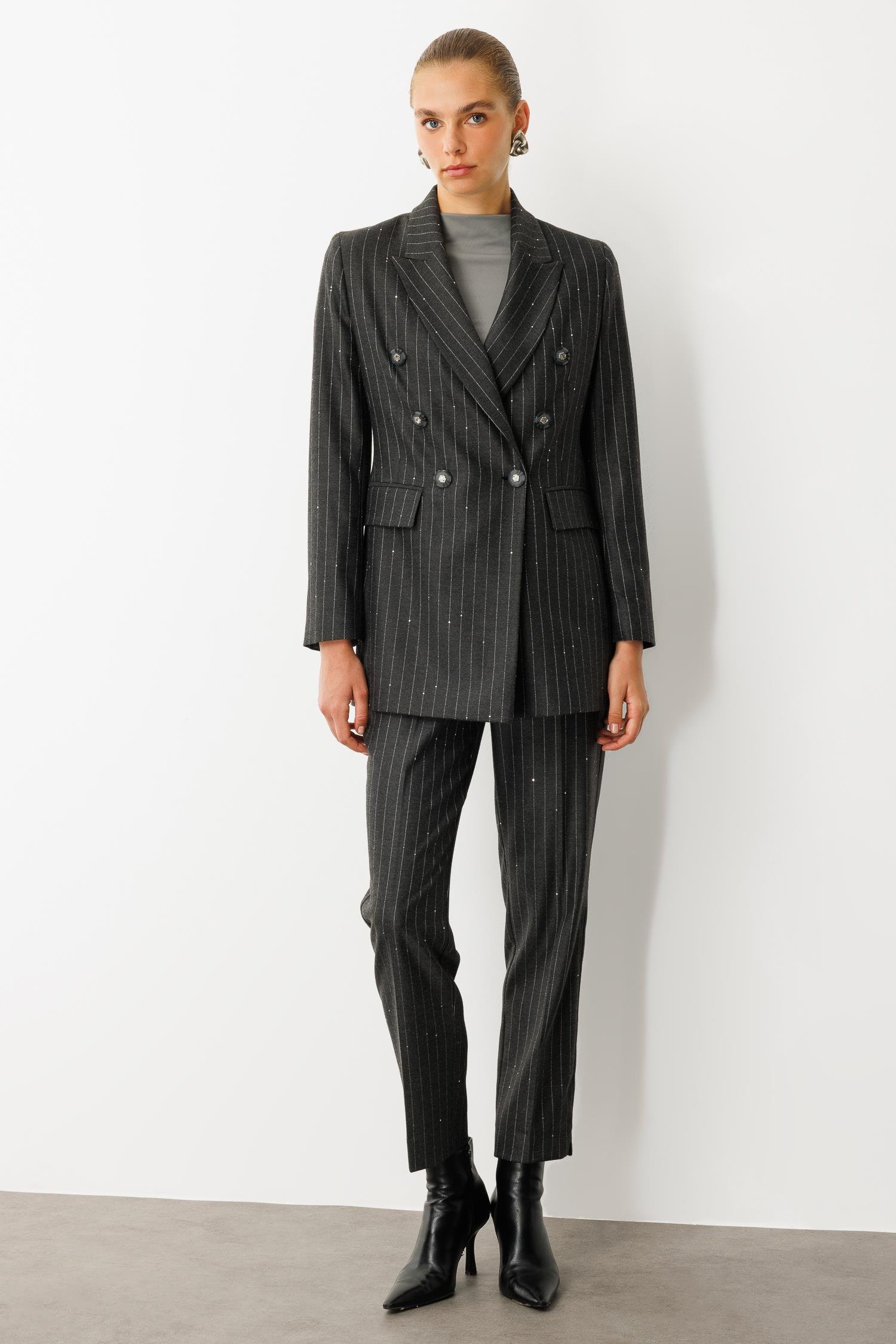 Modailgi  Kırlangıç Yaka Kruvaze Kapama Düğme Detaylı Astarlı Ceket Siyah