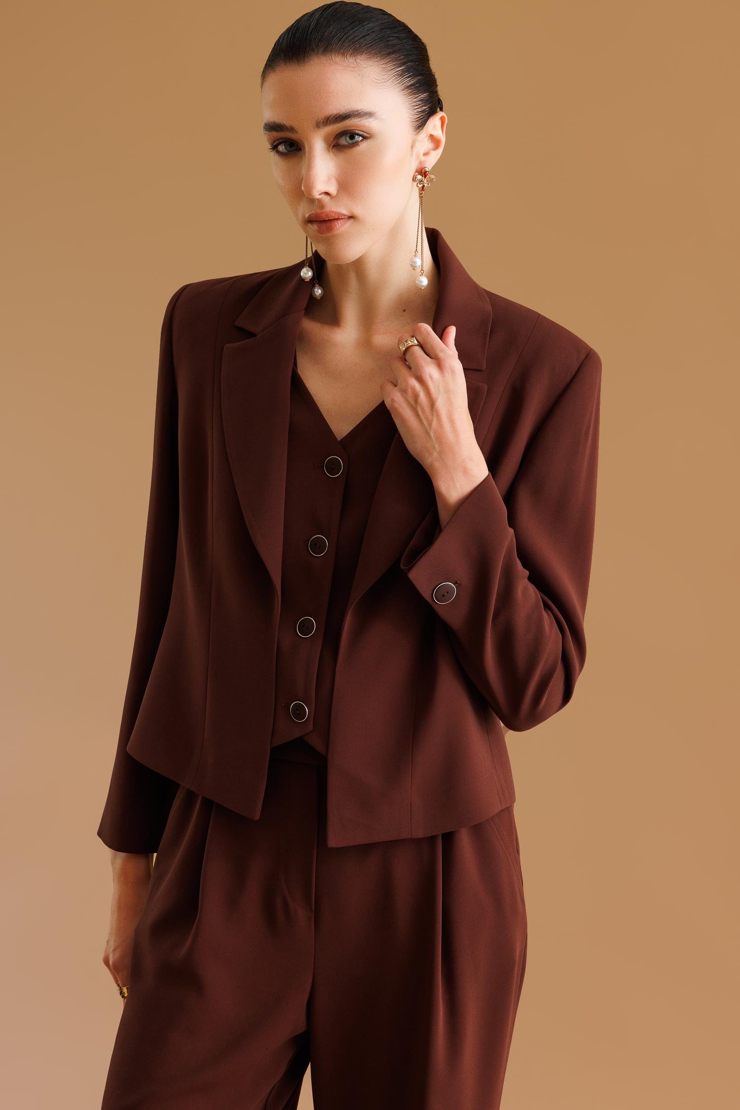 Modailgi  Kırlangıç Yaka Kuptan Kesik Yelek Detaylı Astarlı Kısa Ceket - 40030 Kahve