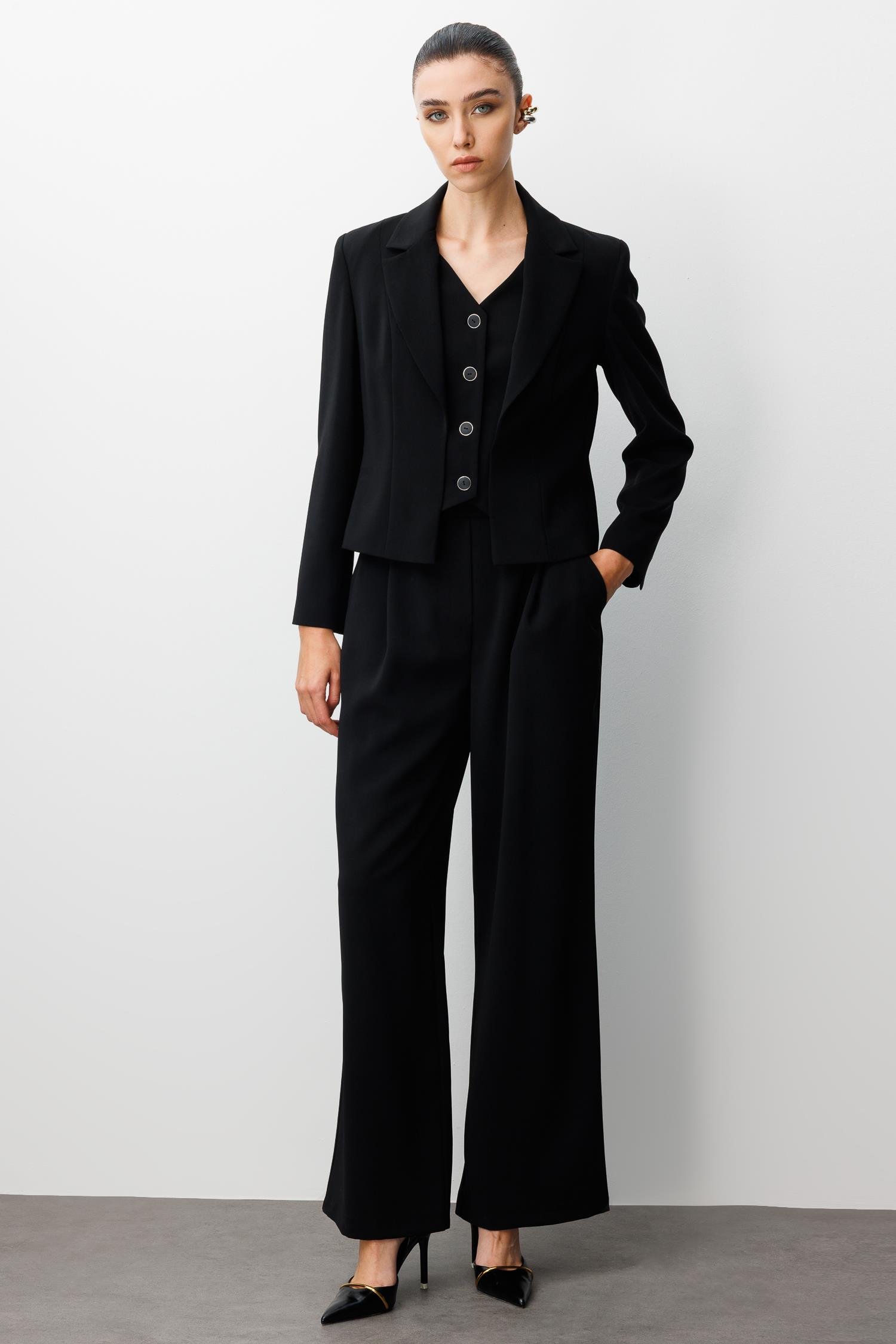 Modailgi  Kırlangıç Yaka Kuptan Kesik Yelek Detaylı Astarlı Kısa Ceket - 40030 Siyah