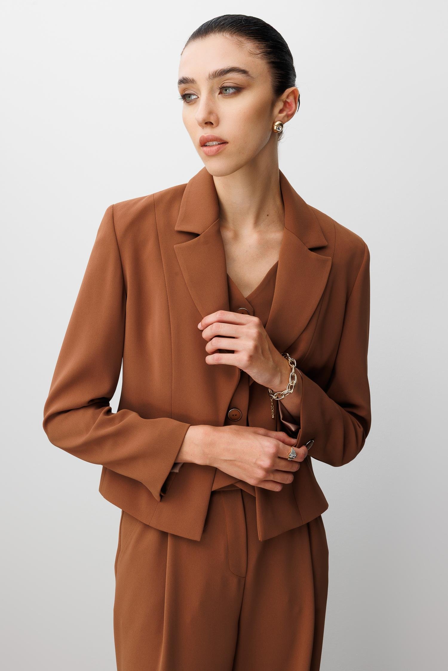 Modailgi  Kırlangıç Yaka Kuptan Kesik Yelek Detaylı Astarlı Kısa Ceket - 40030 Tarçın