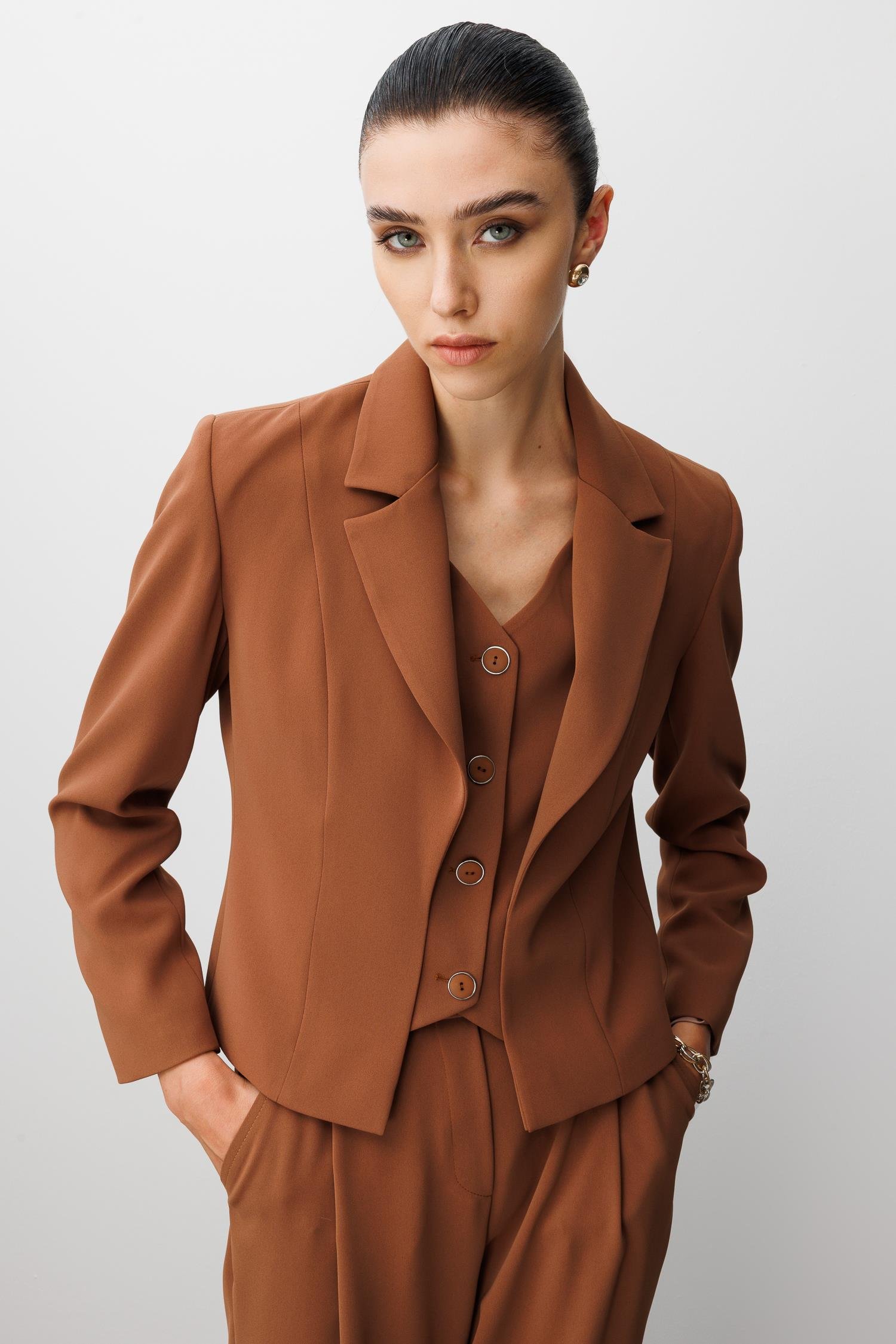 Modailgi  Kırlangıç Yaka Kuptan Kesik Yelek Detaylı Astarlı Kısa Ceket - 40030 Tarçın