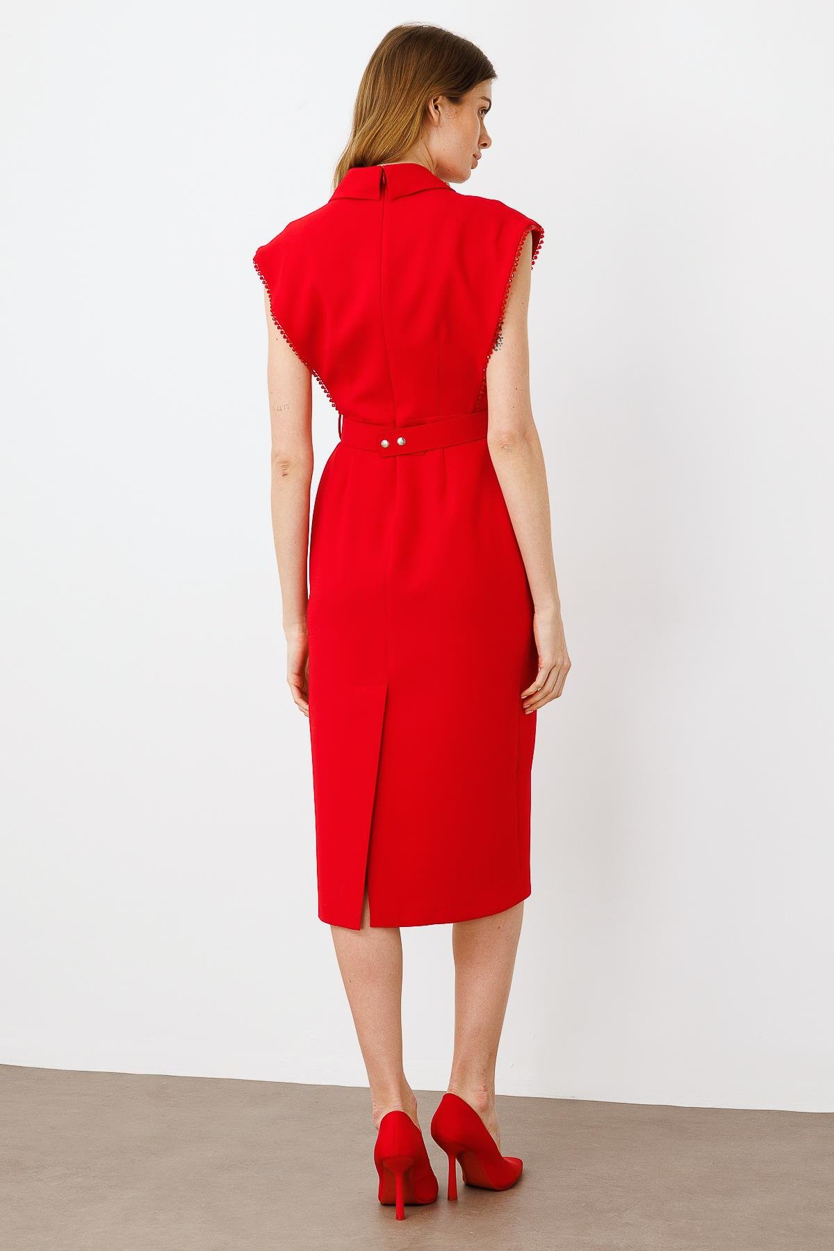 Modailgi  Kol Ağzı Boncuk Aksesuar Detaylı Elbise Kırmızı
