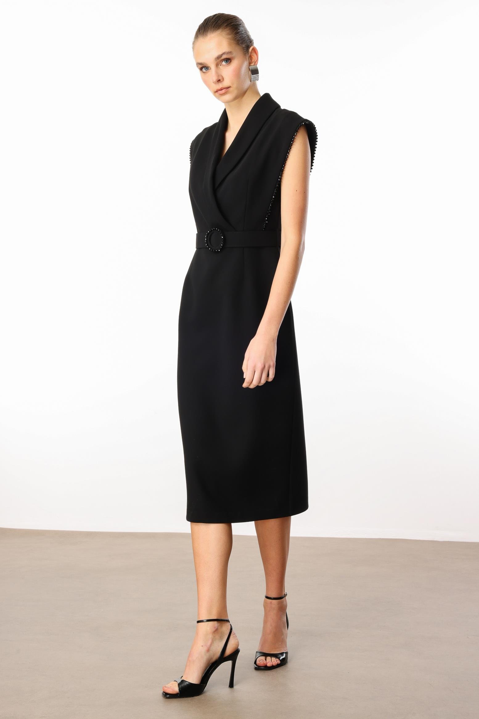 Modailgi  Kol Ağzı Boncuk Aksesuar Detaylı Elbise Siyah