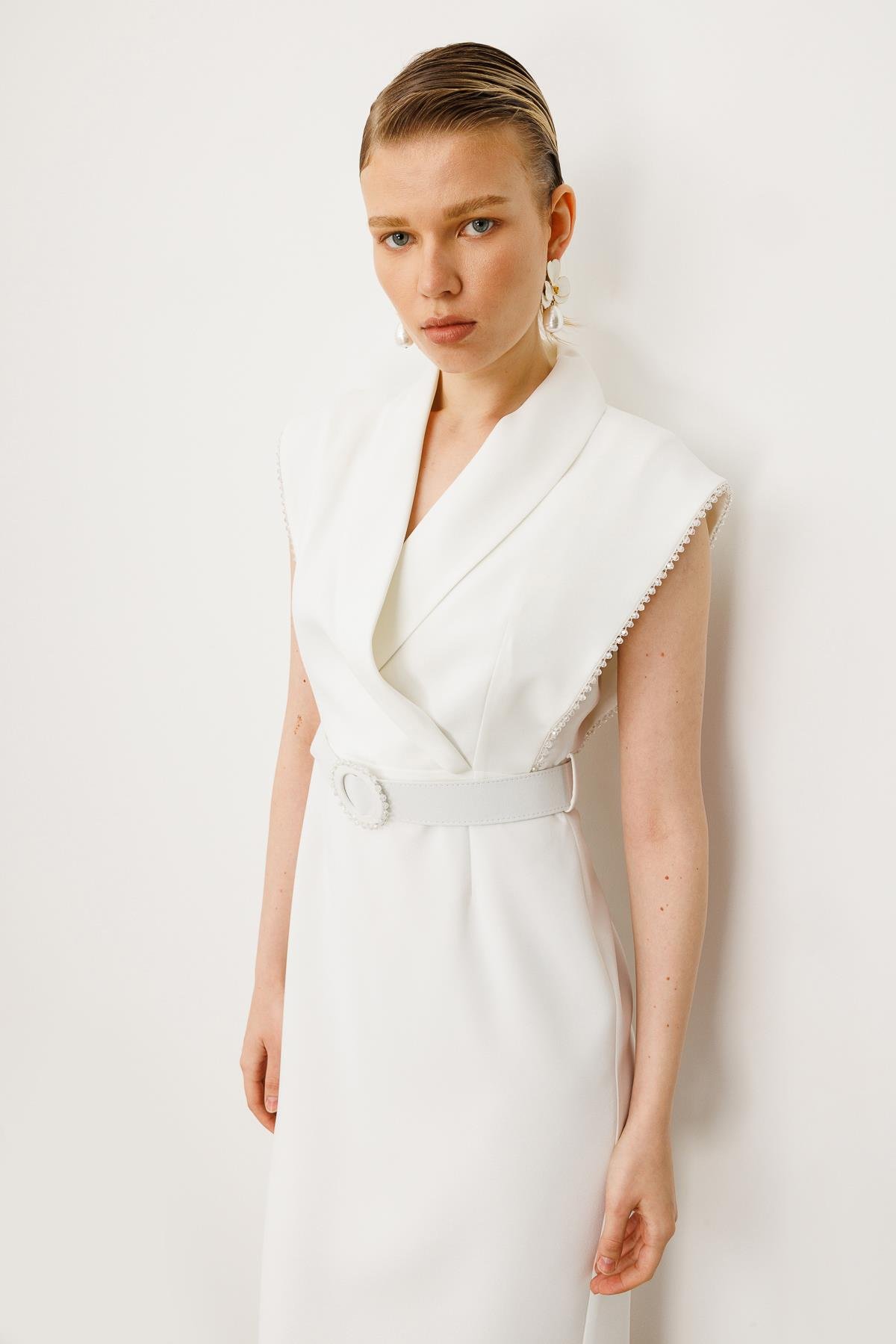 Modailgi  Kol Ağzı Boncuk Aksesuar Detaylı Elbise Ekru