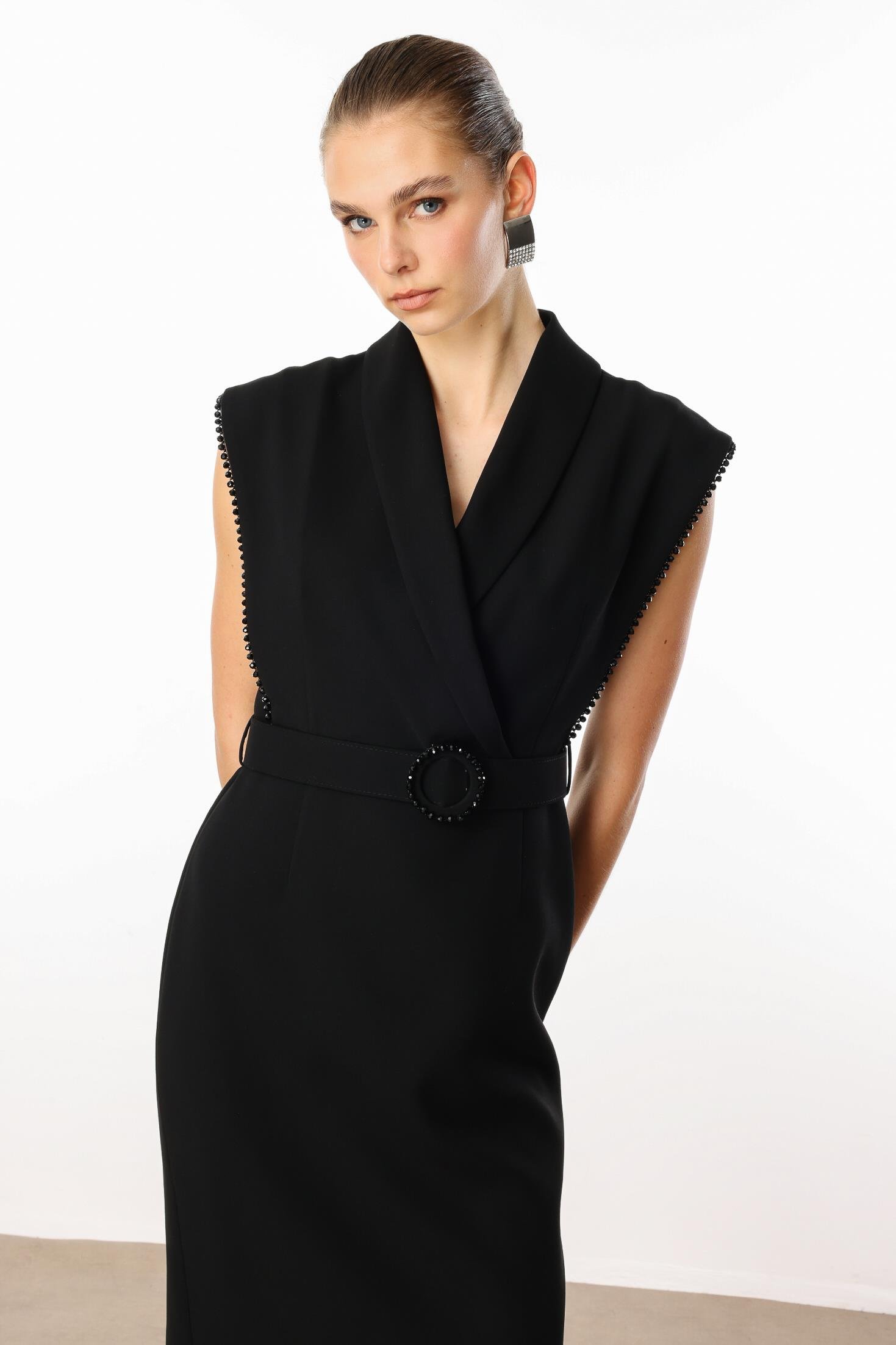 Modailgi  Kol Ağzı Boncuk Aksesuar Detaylı Elbise Siyah