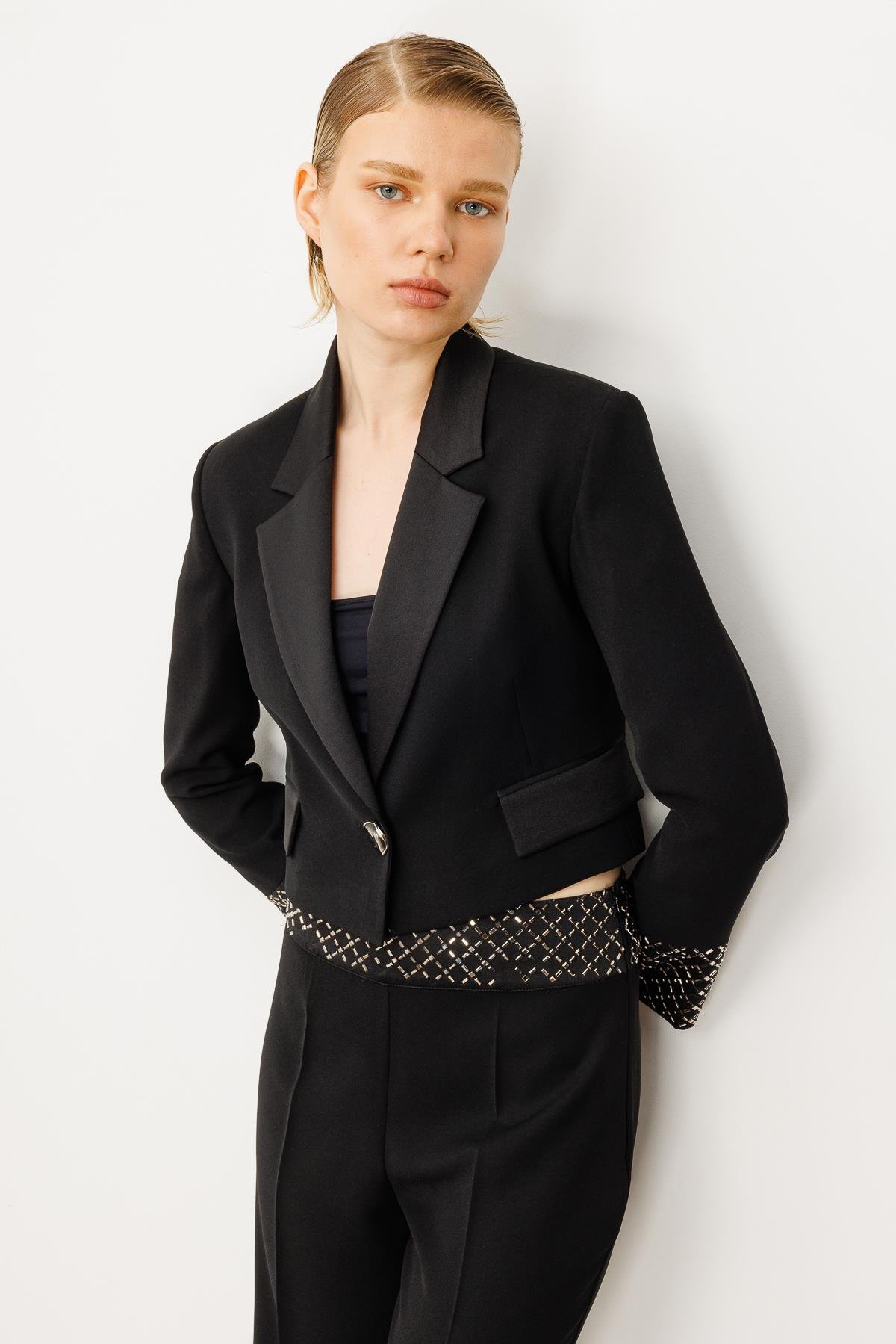 Modailgi  Kol Manşeti Taşlı Tek Düğme Krop Ceket - 40053 Siyah