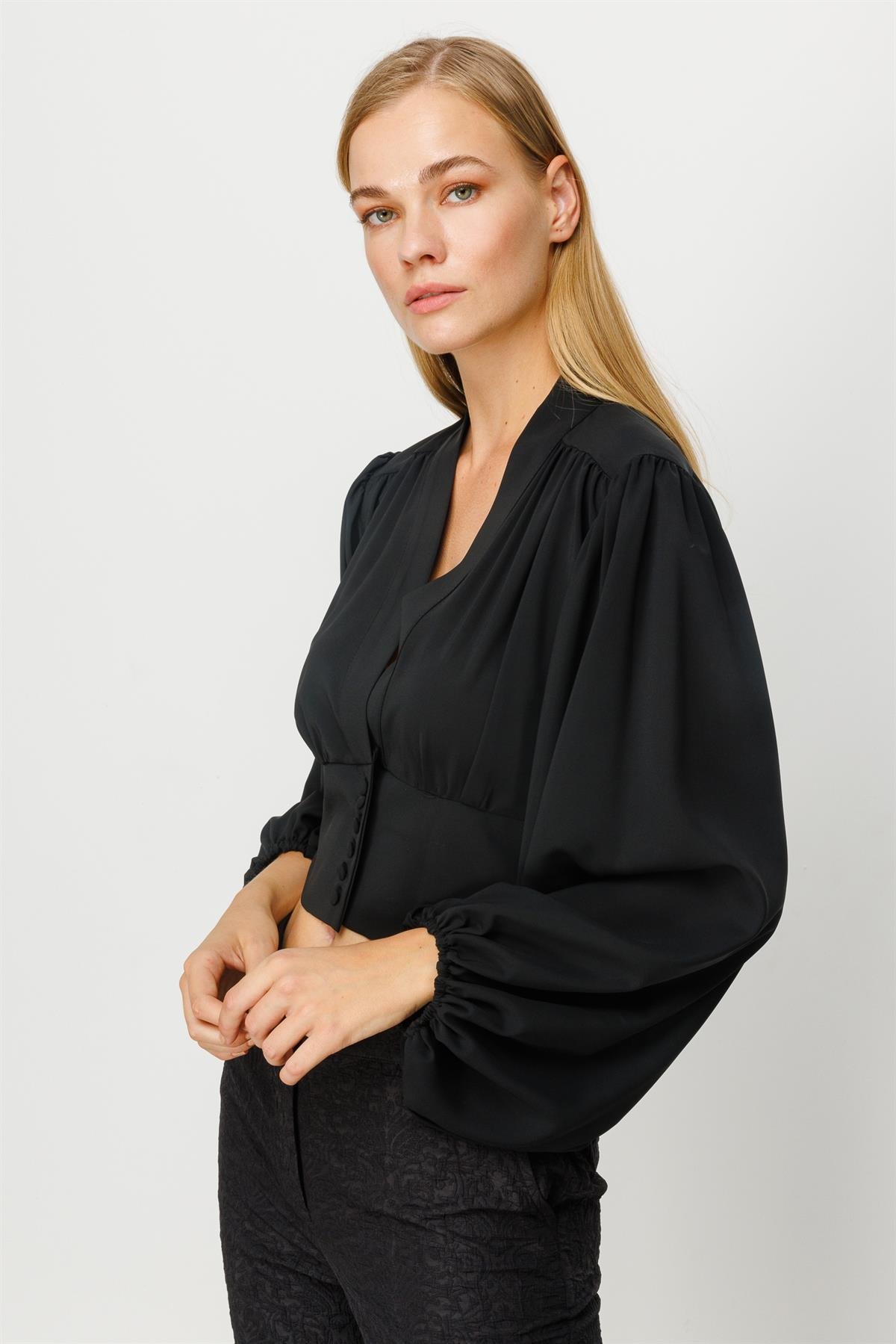 Modailgi  Kolları Geniş Büzgülü Crop Bluz Siyah